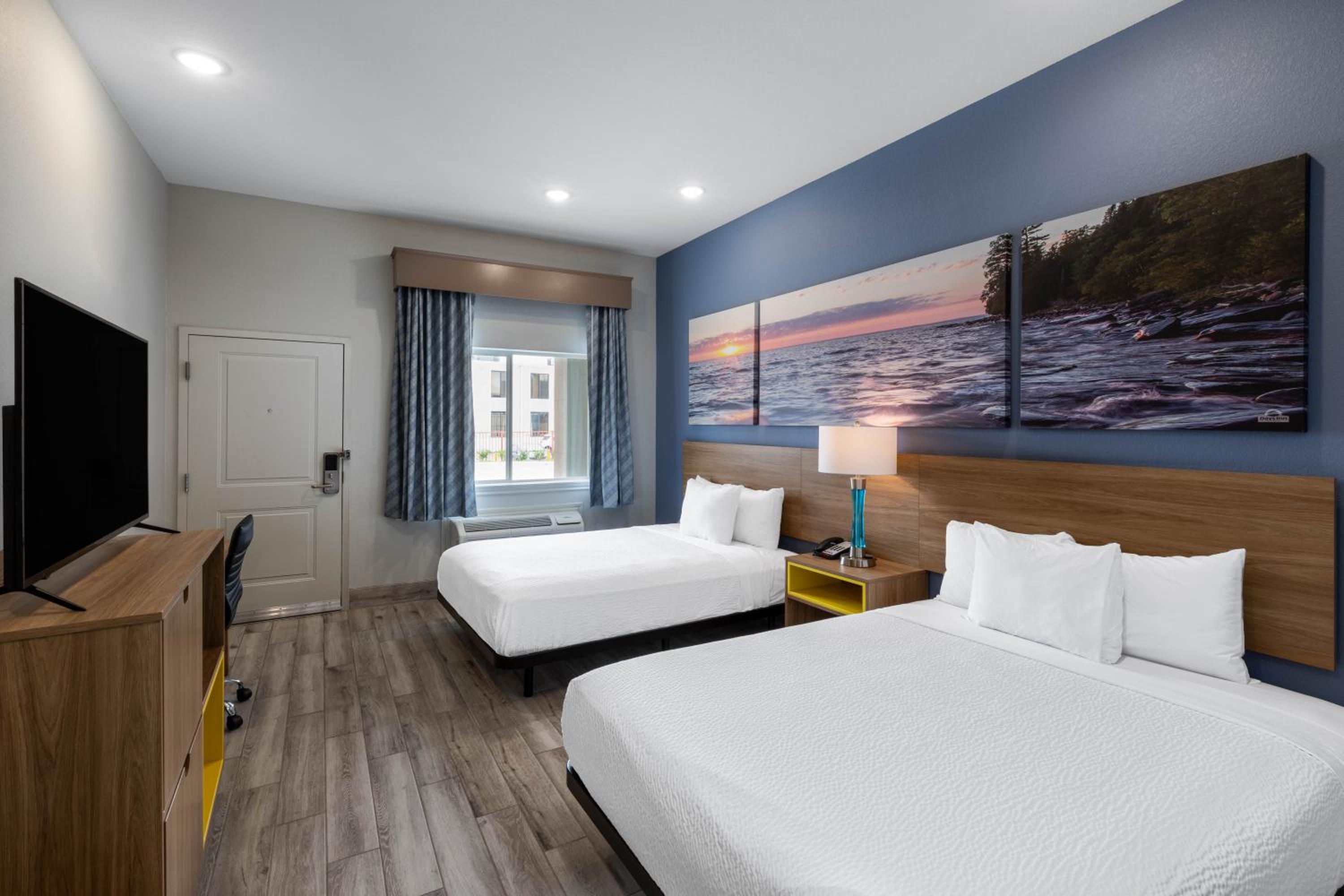 Queen Room with Two Queen Beds - Hearing Accessible with Bath Tub with Grab Bars - Non-Smoking - Photo 5