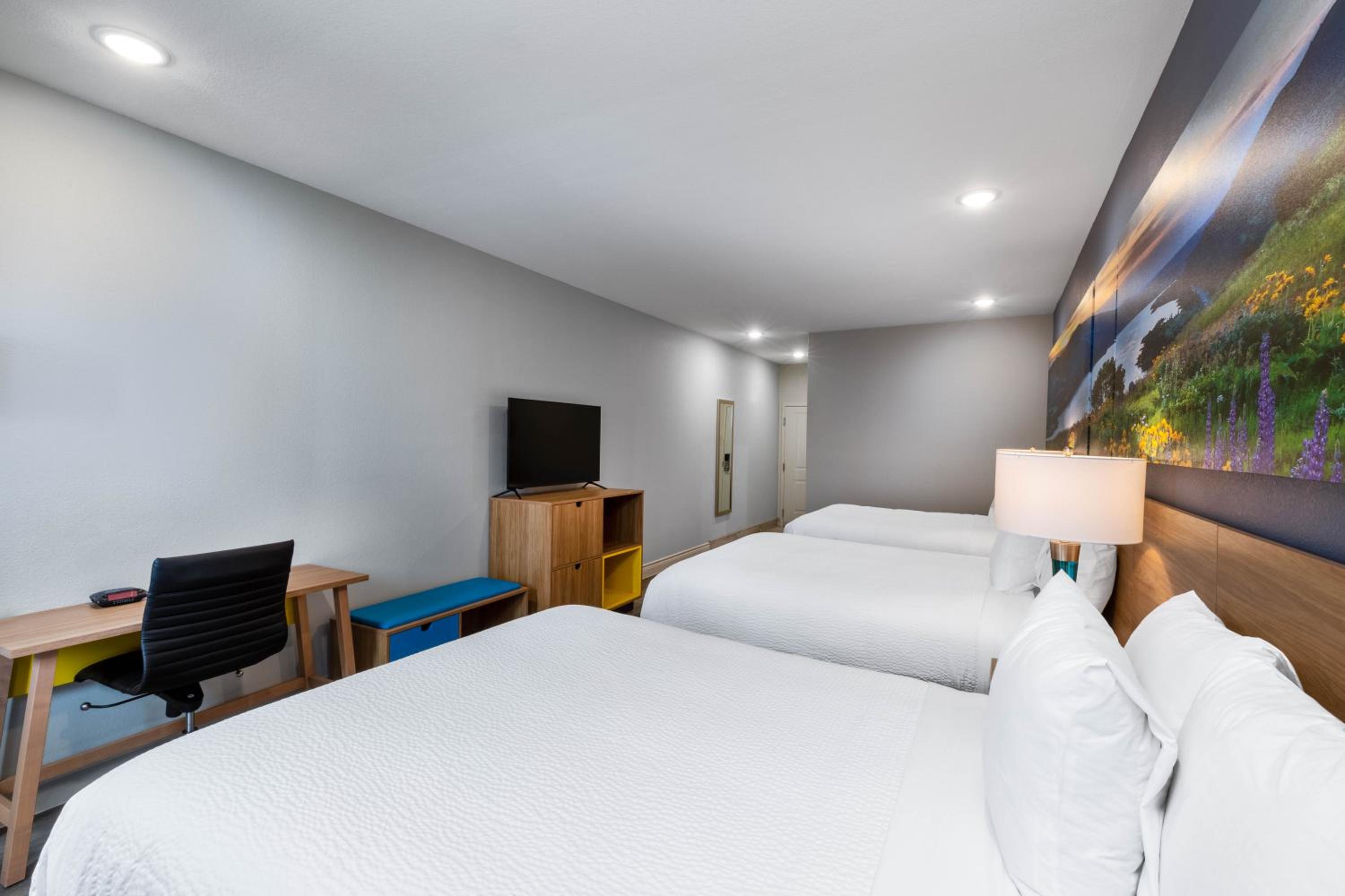 Queen Room with Three Queen Beds - Non-Smoking - Photo 4