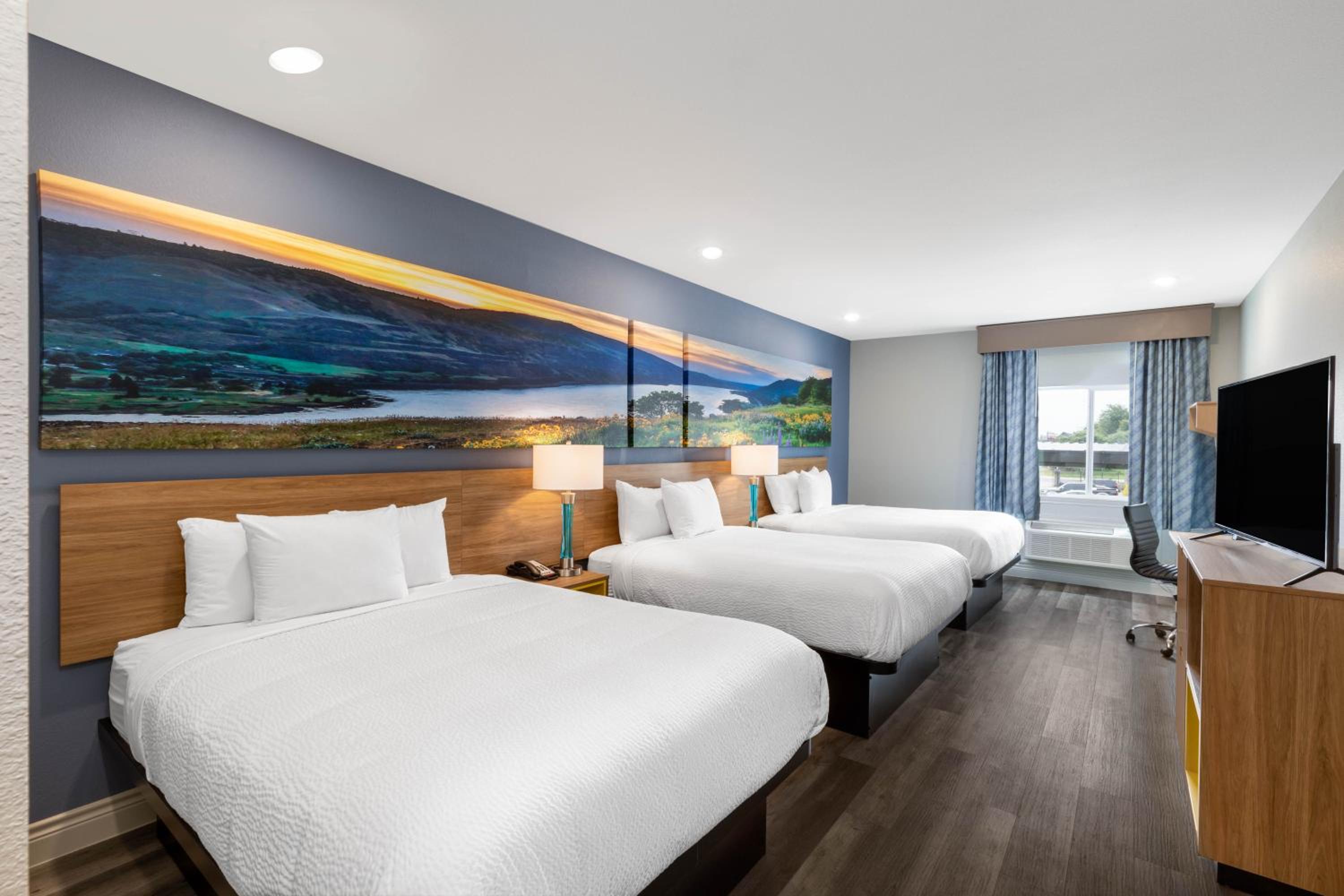 Queen Room with Three Queen Beds - Non-Smoking - Photo 5