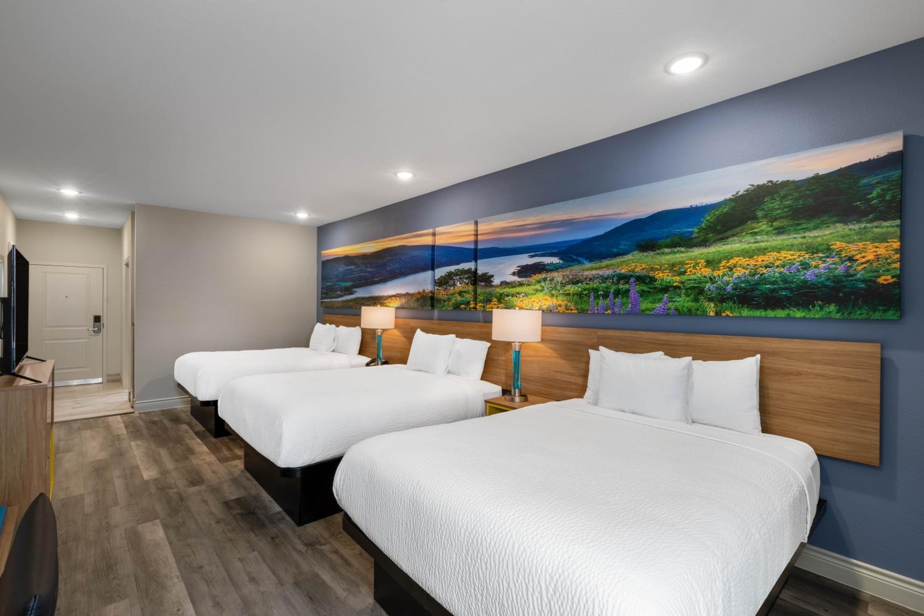 Queen Room with Three Queen Beds - Non-Smoking - Photo 6