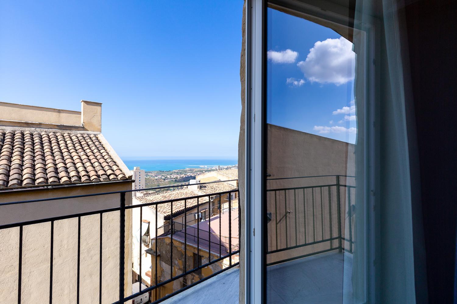 Deluxe Double Room with Balcony and Sea View - Photo 13