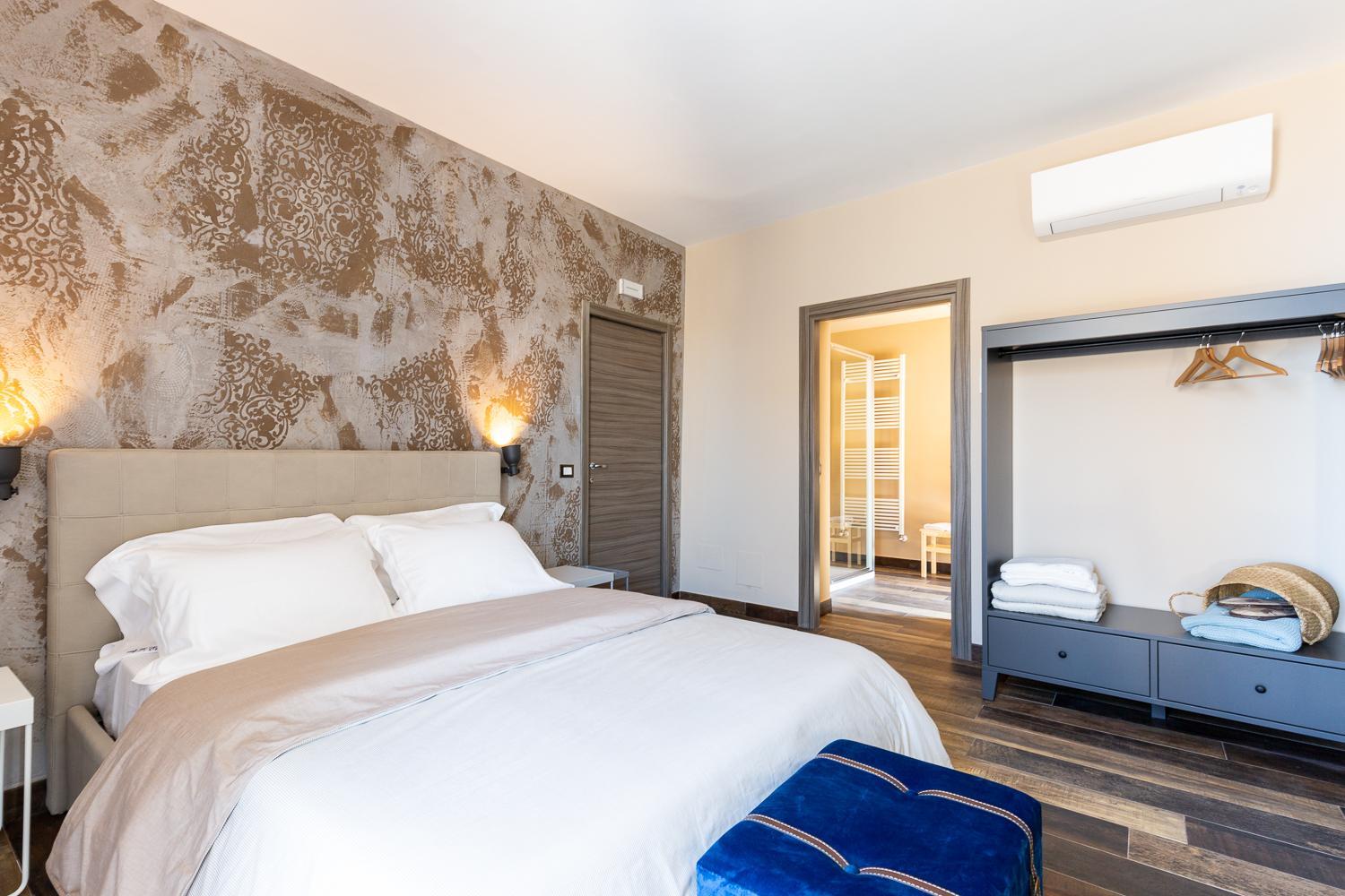 Deluxe Double Room with Balcony and Sea View - Photo 16
