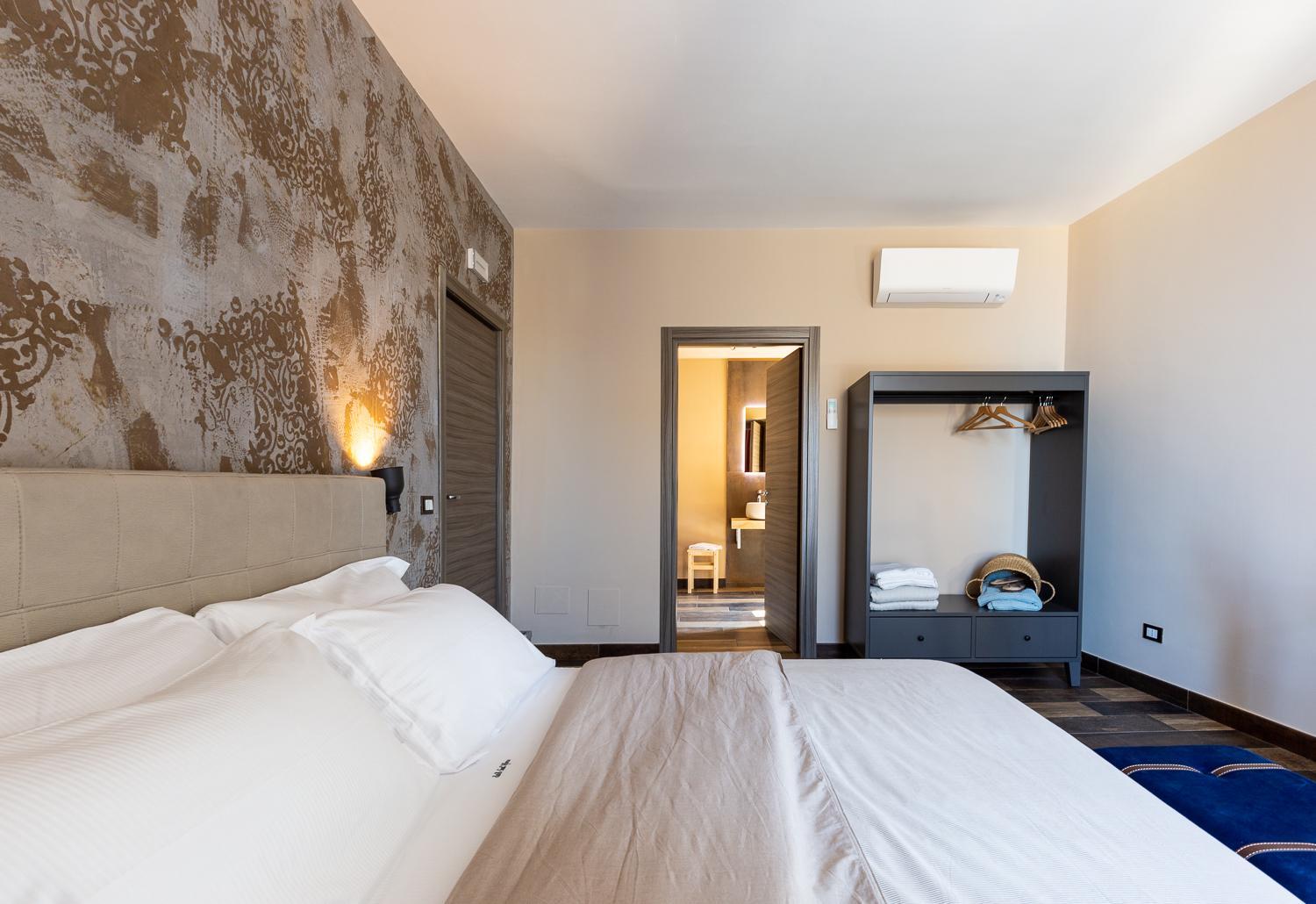 Deluxe Double Room with Balcony and Sea View - Photo 15