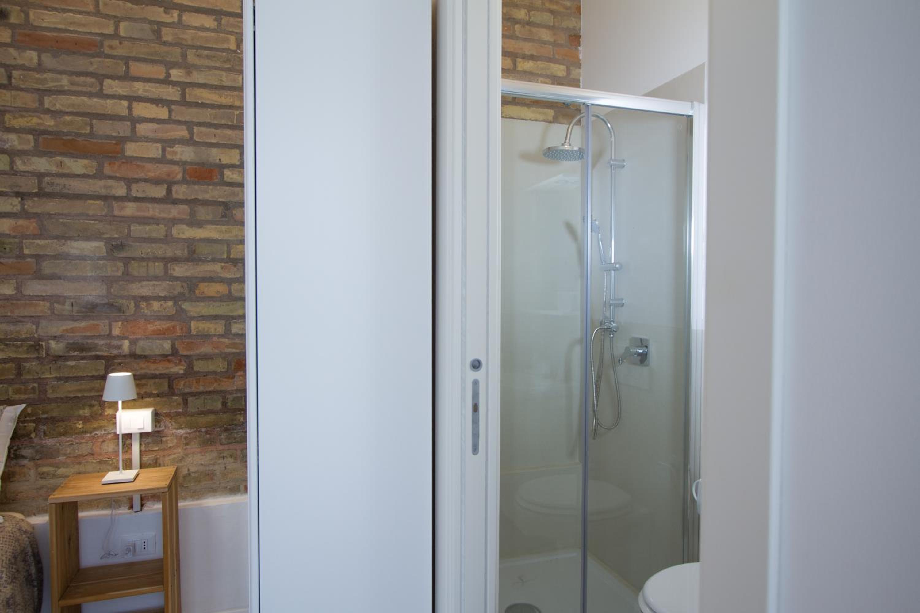 Double or Twin Room with Private Bathroom photo 3