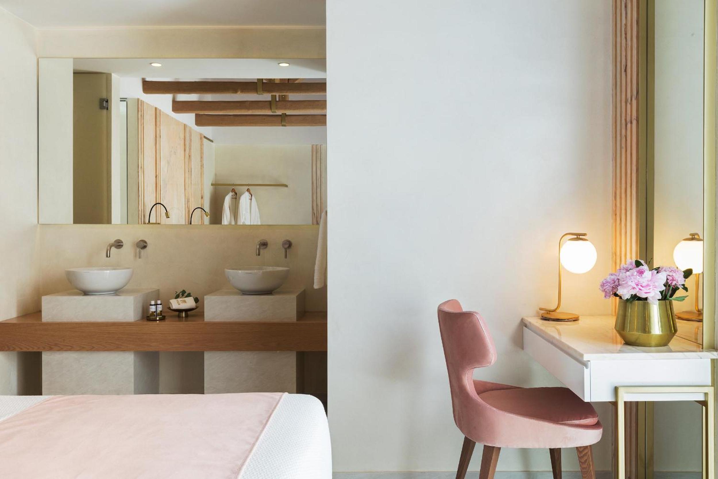 Honey suite with spa bath photo 2