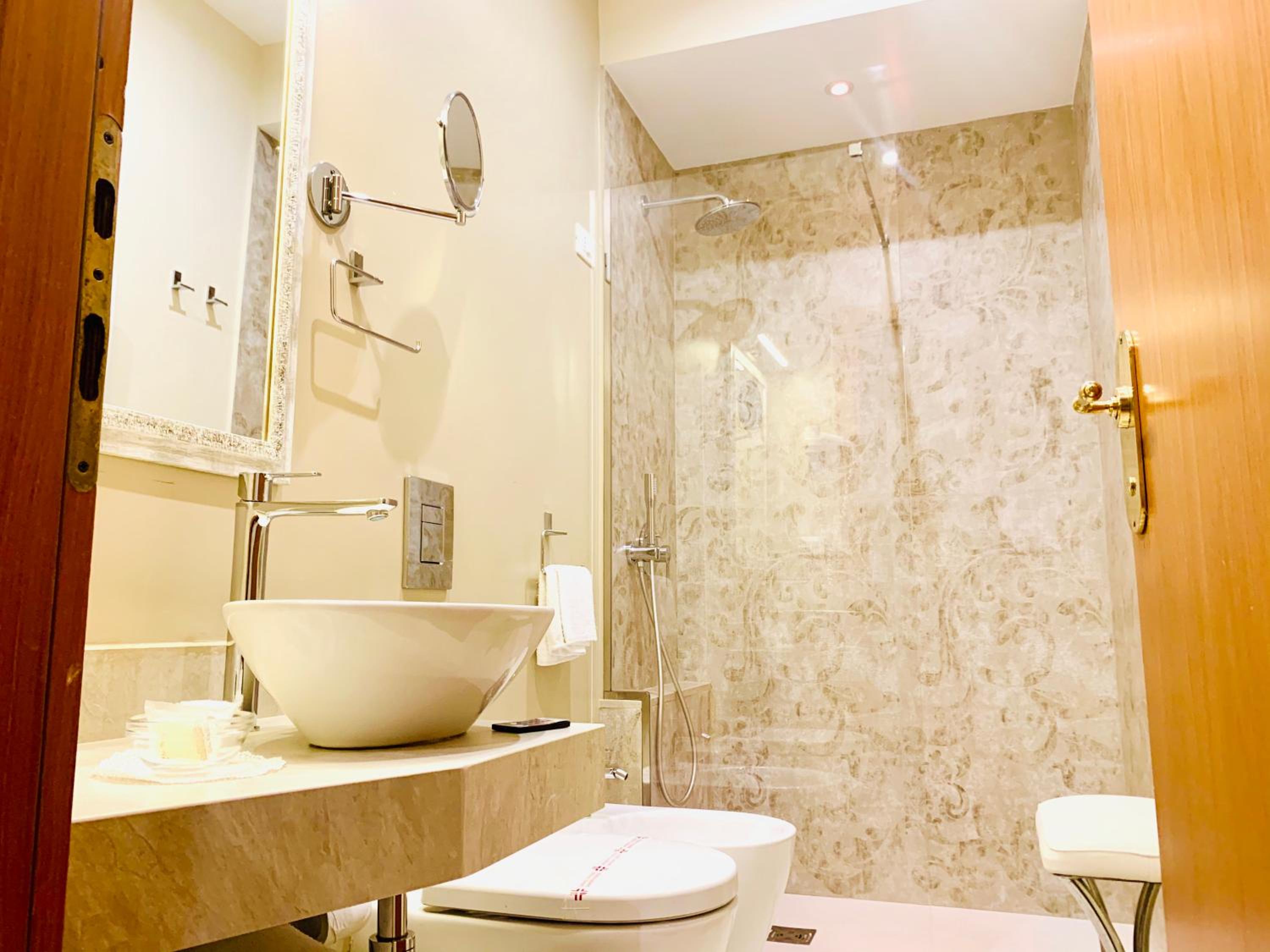 Deluxe Double or Twin Room - Photo 8