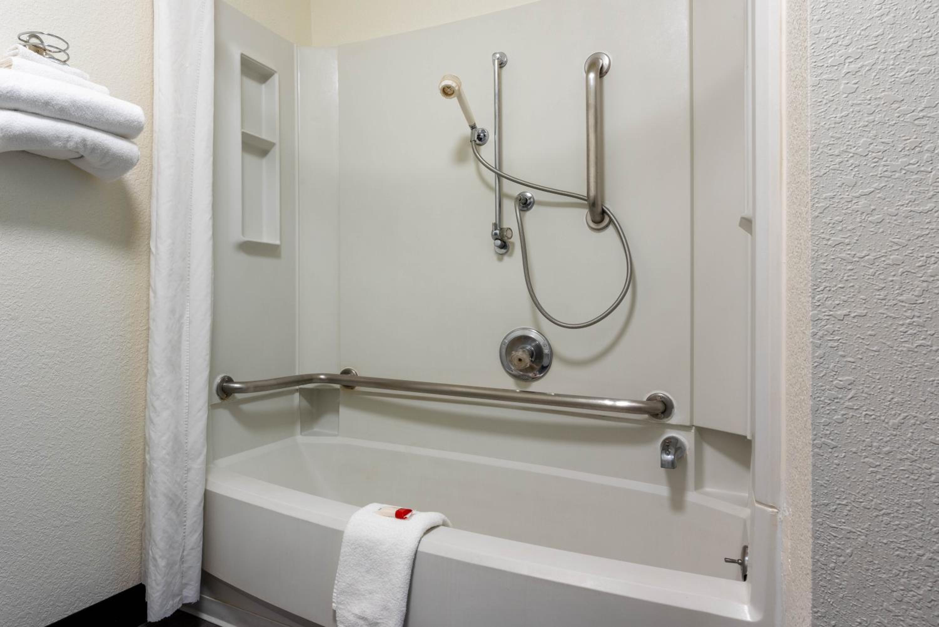 Queen Room - Mobility Access/Non-Smoking - Photo 3