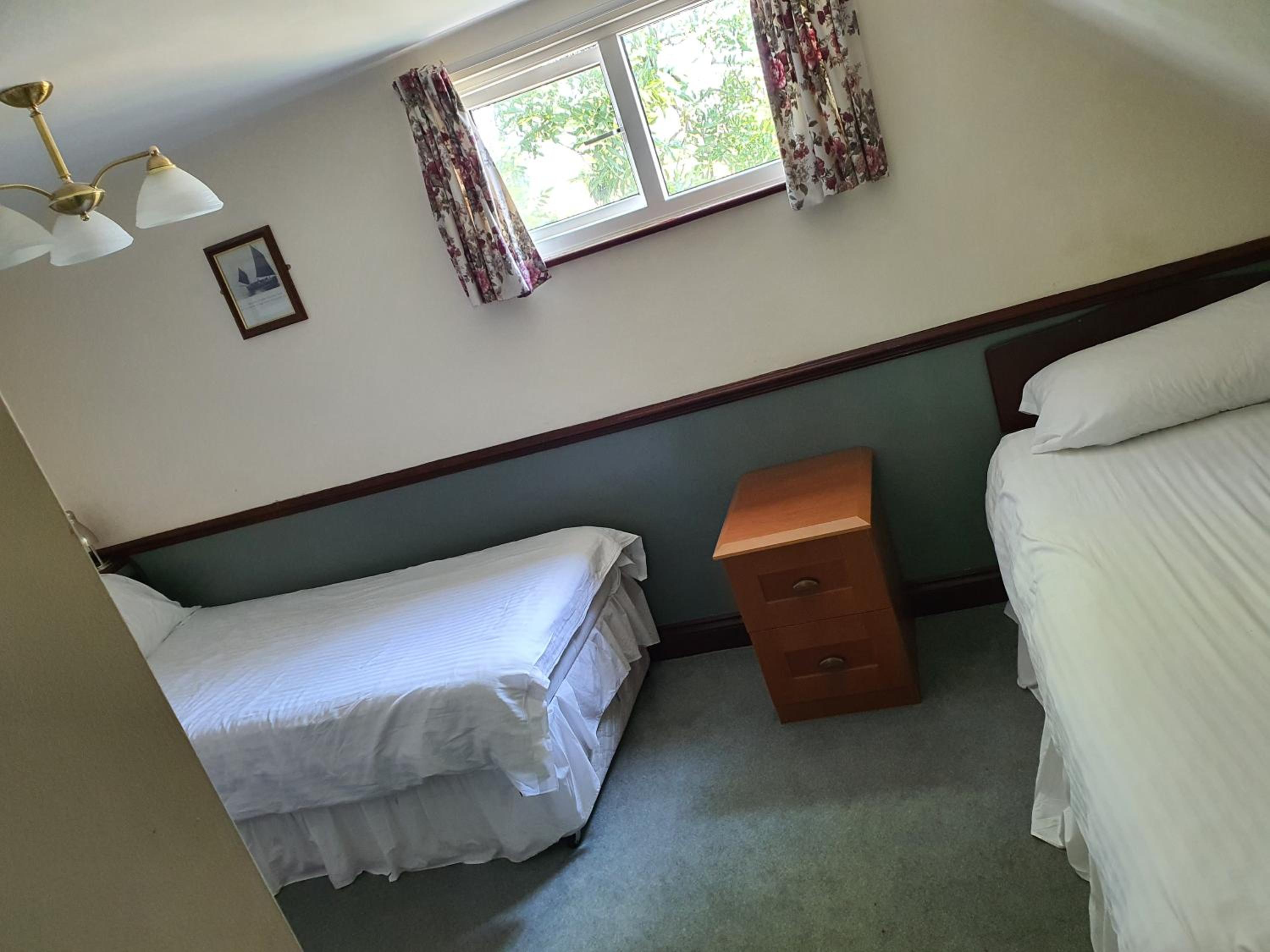 Twin Room with Private Bathroom - Photo 1