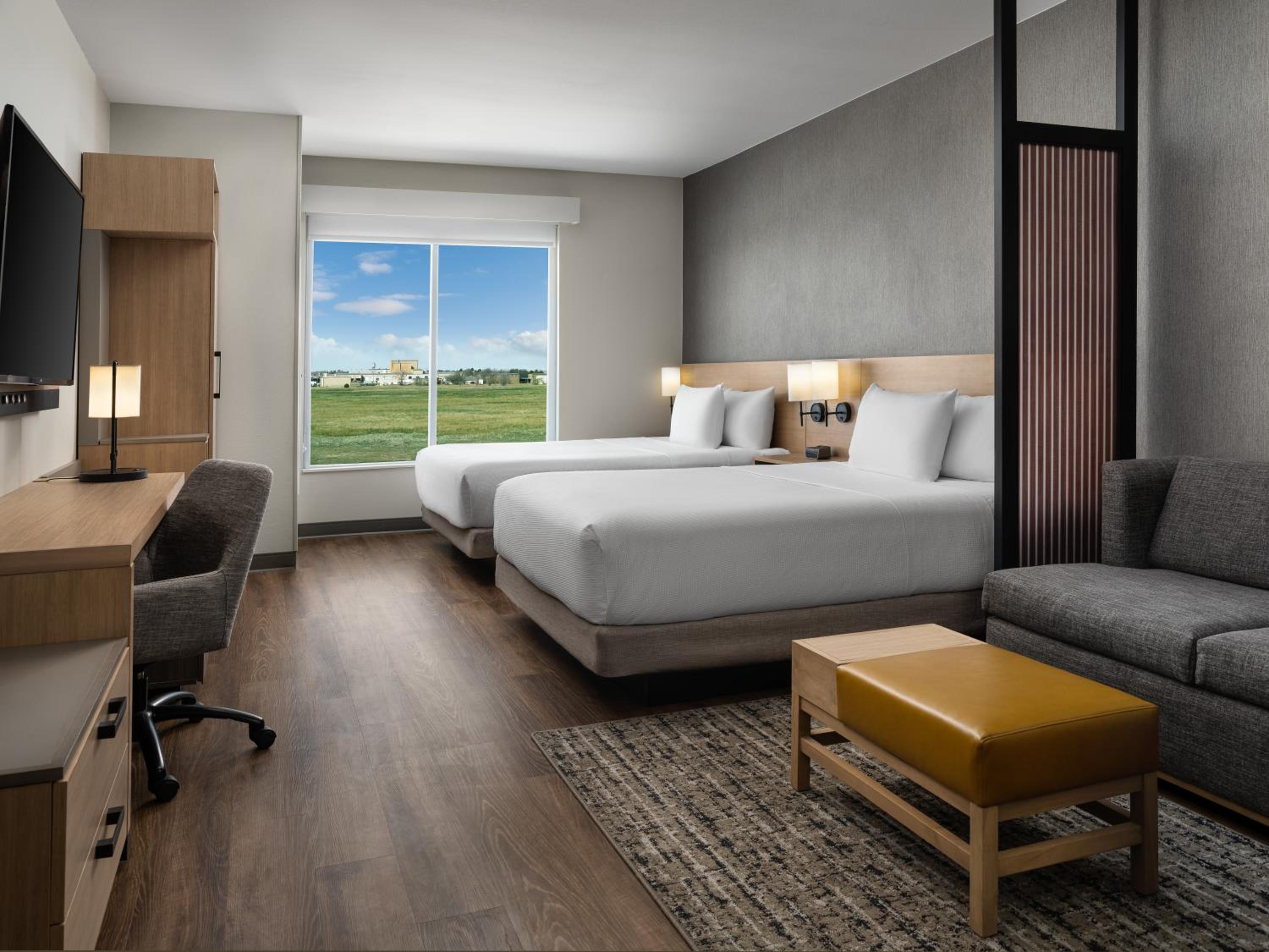 Queen Room with Two Queen Beds and Sofa Bed - Photo 4