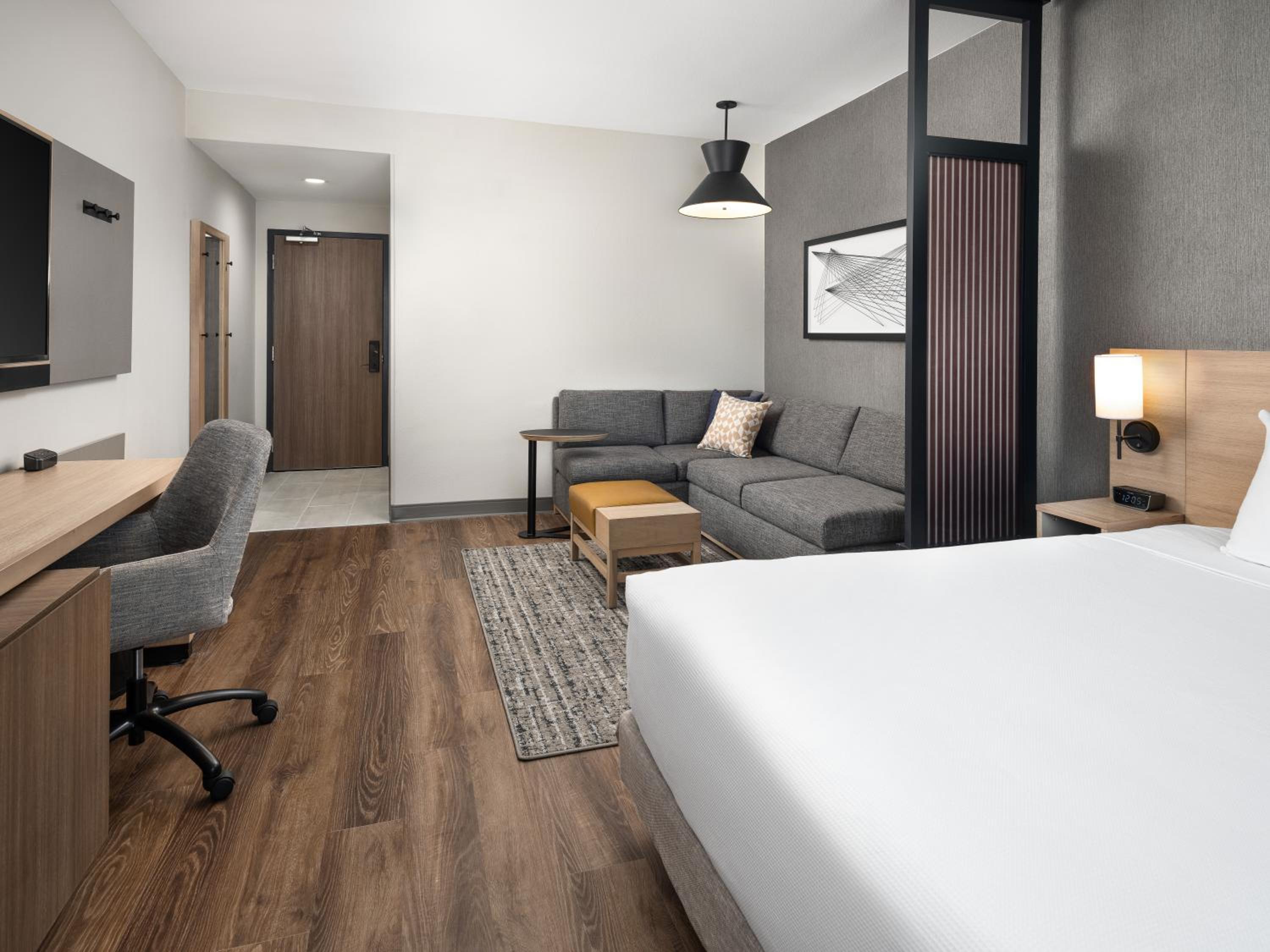 King Room with Sofa Bed - Photo 4
