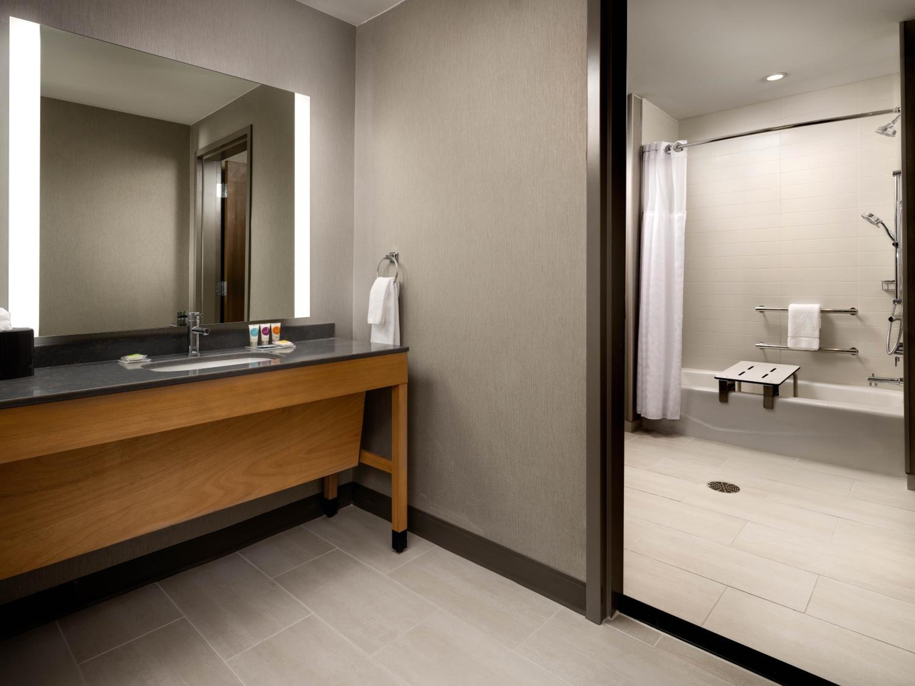 Queen Room with Two Queen Beds with Sofa Bed and Tub - Disability Access - Photo 4