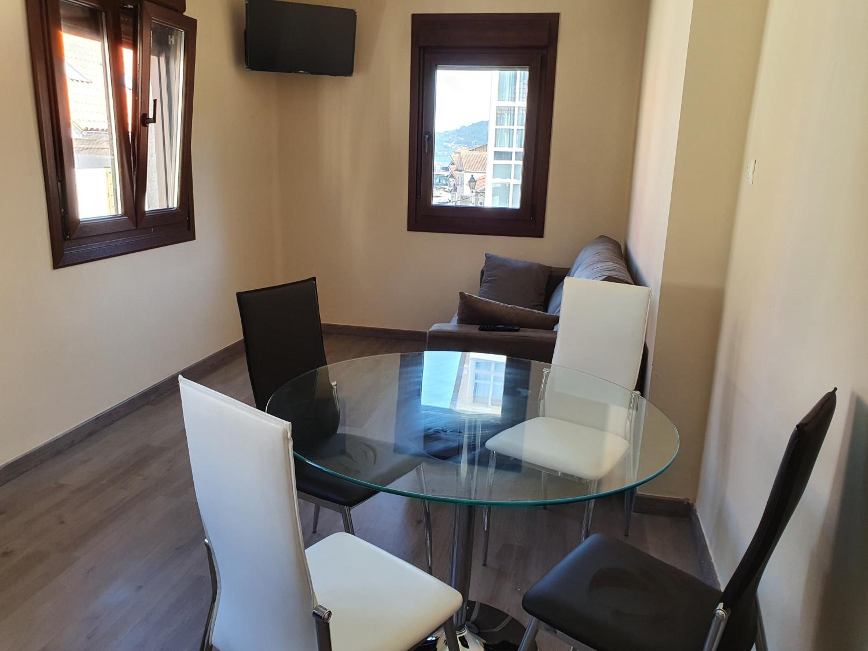 Three-Bedroom House - Photo 3