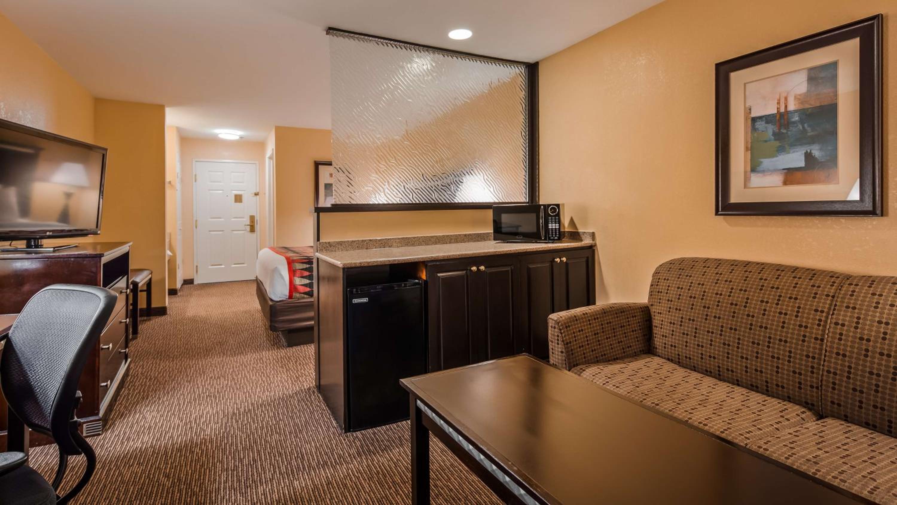 King Suite - Non-Smoking - Photo 3