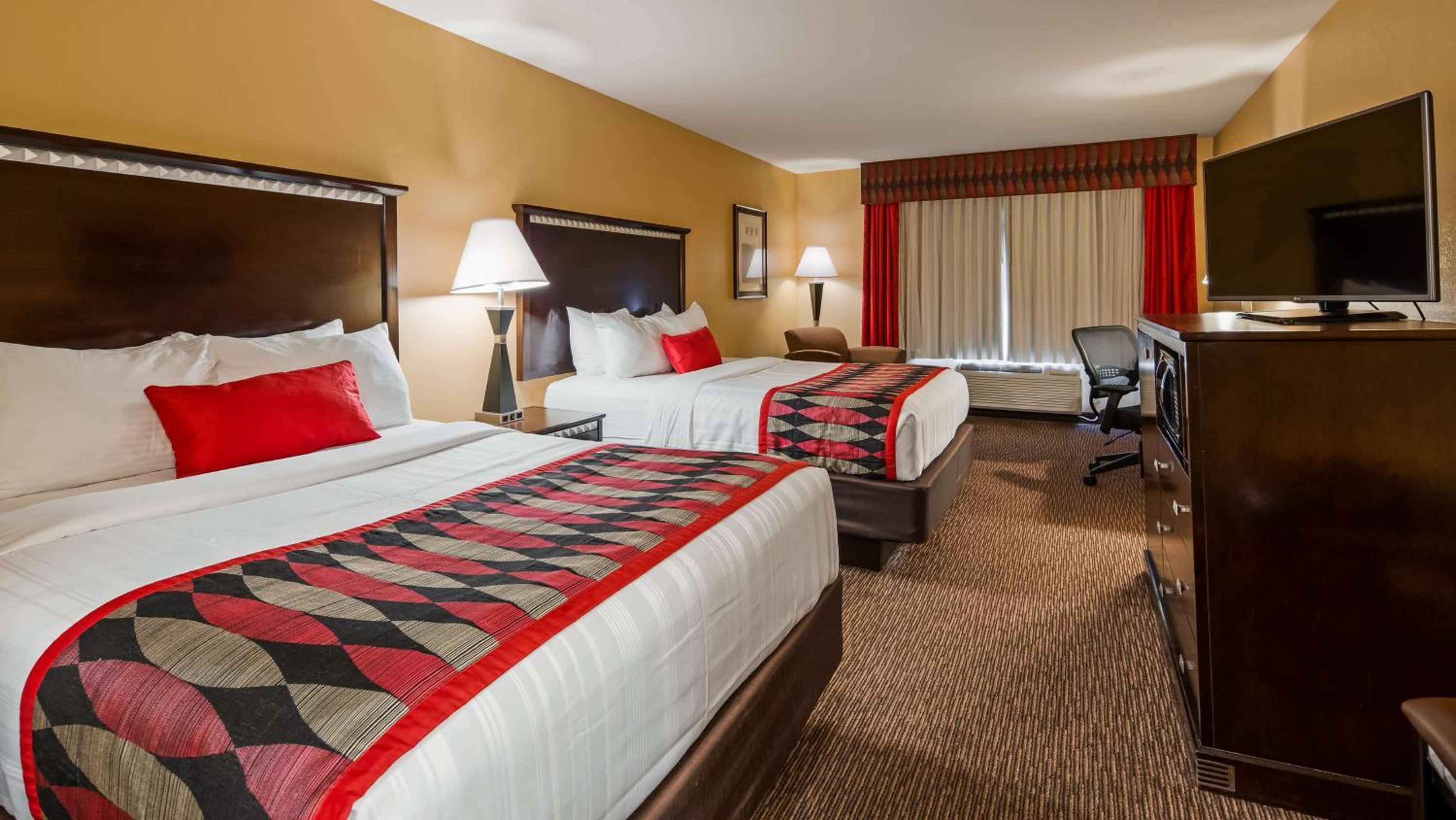 Large Queen Room with Two Queen Beds - Non-Smoking - Photo 1