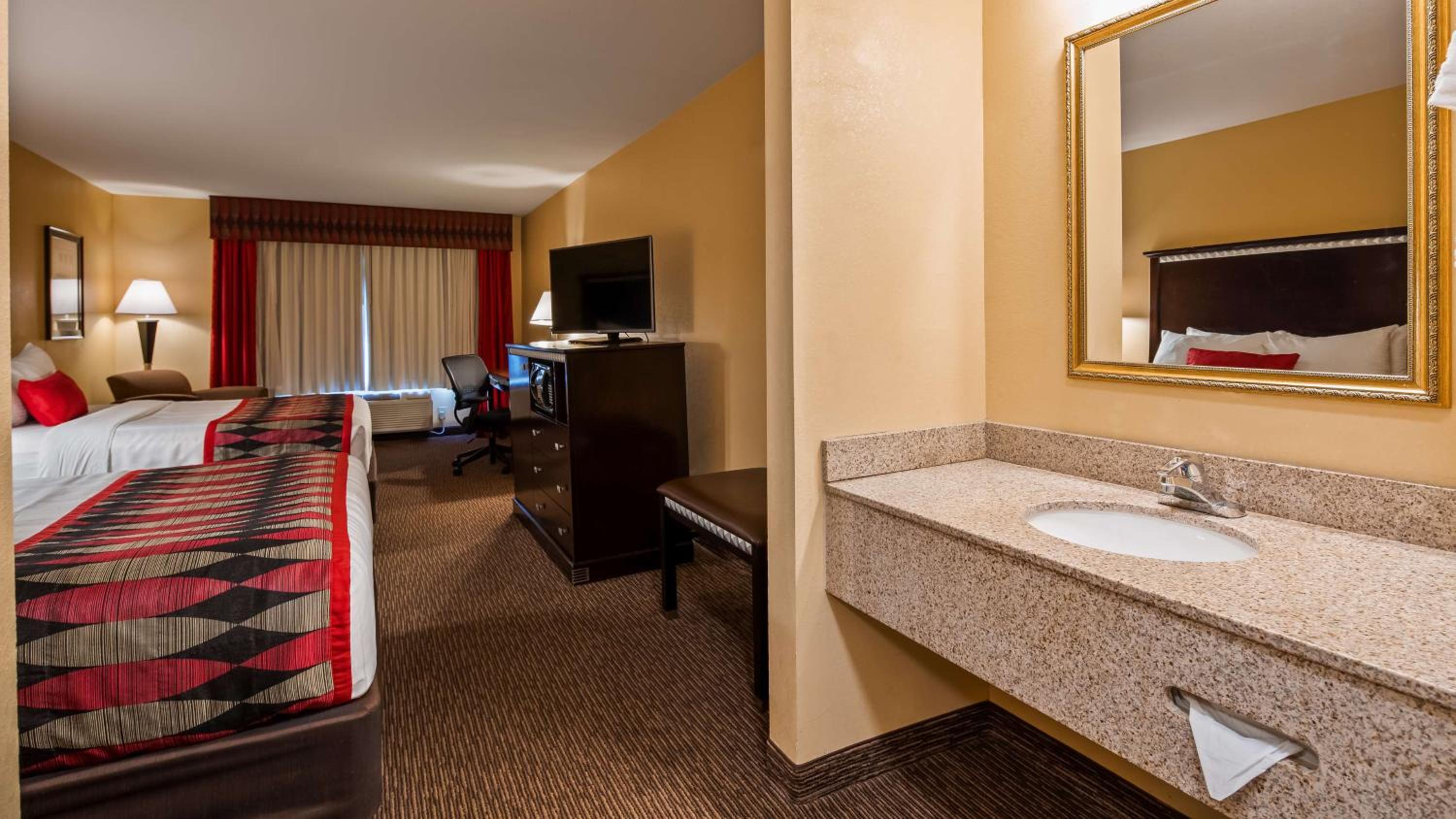 Large Queen Room with Two Queen Beds - Non-Smoking - Photo 4