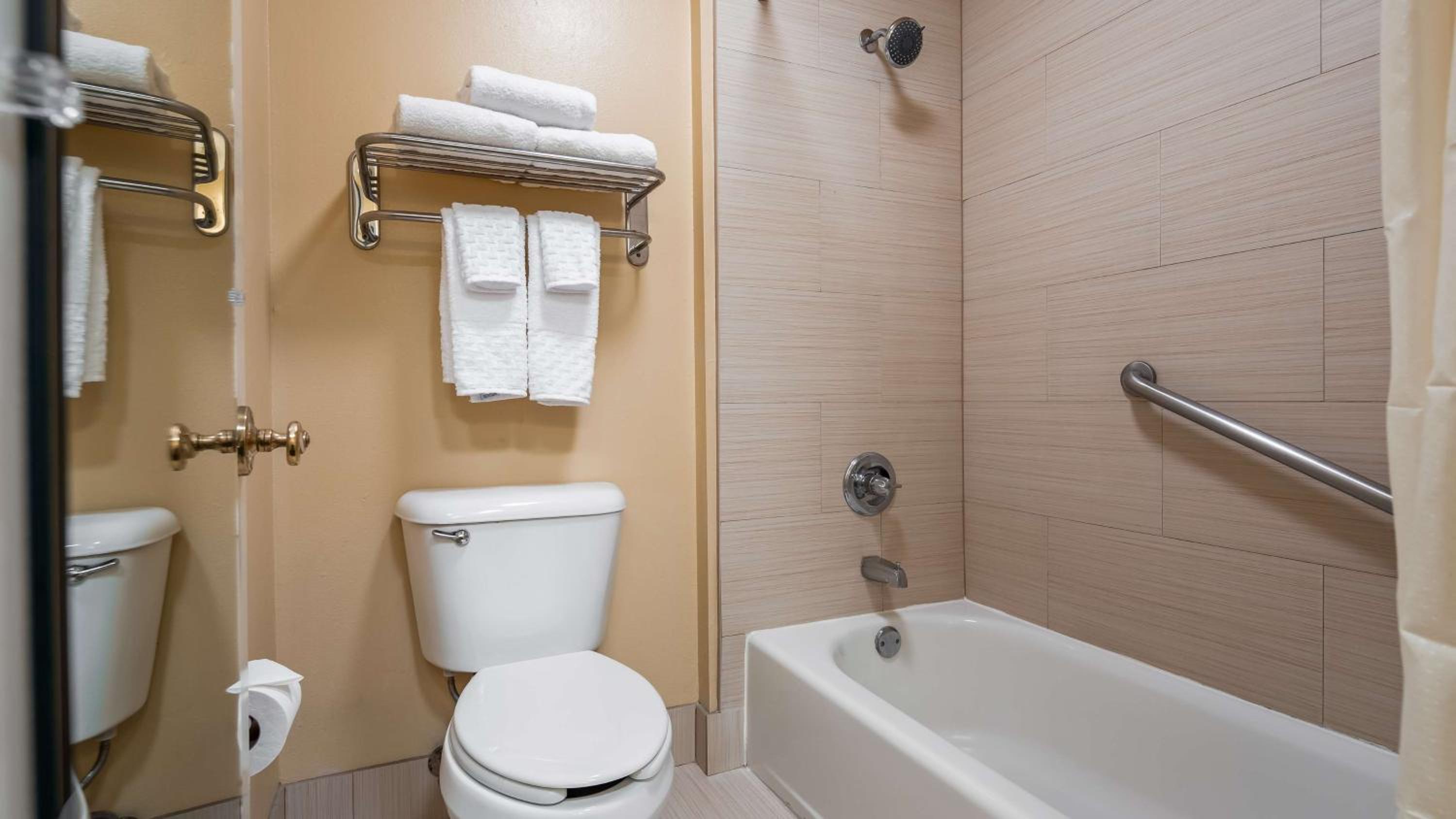 King Suite - Non-Smoking - Photo 2