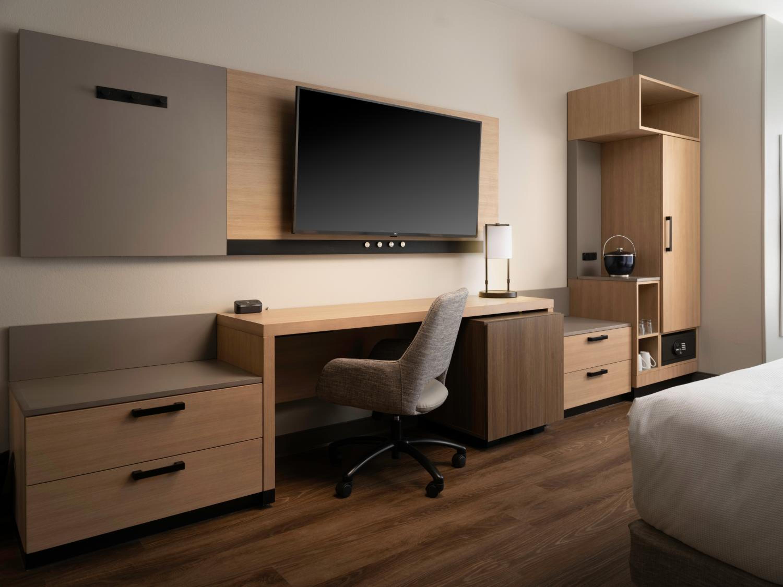 King Room with Sofa Bed - Photo 3