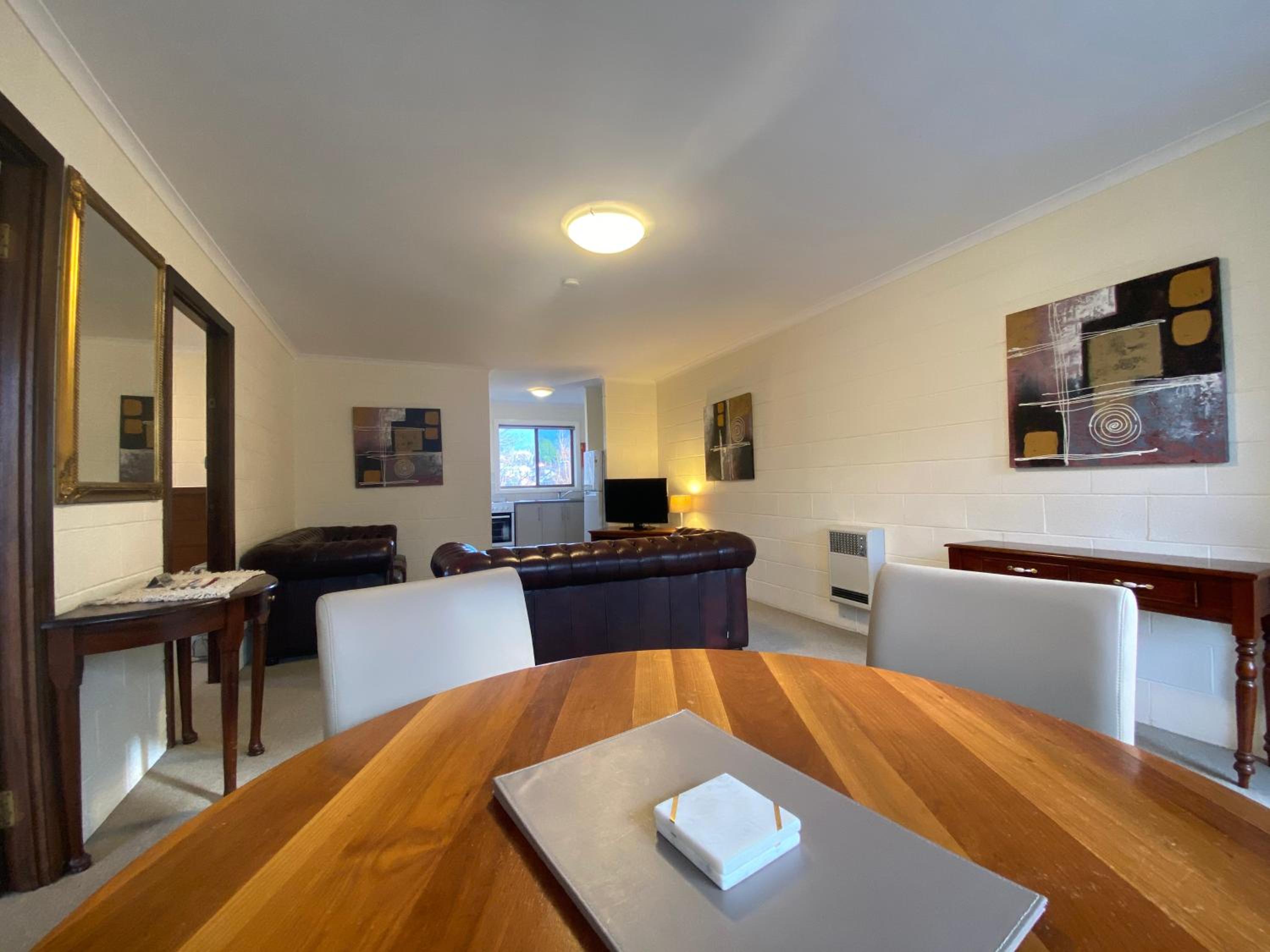 Two-Bedroom Apartment - 2 Queen Beds (2 Night Hot Rate) thumbnail 6