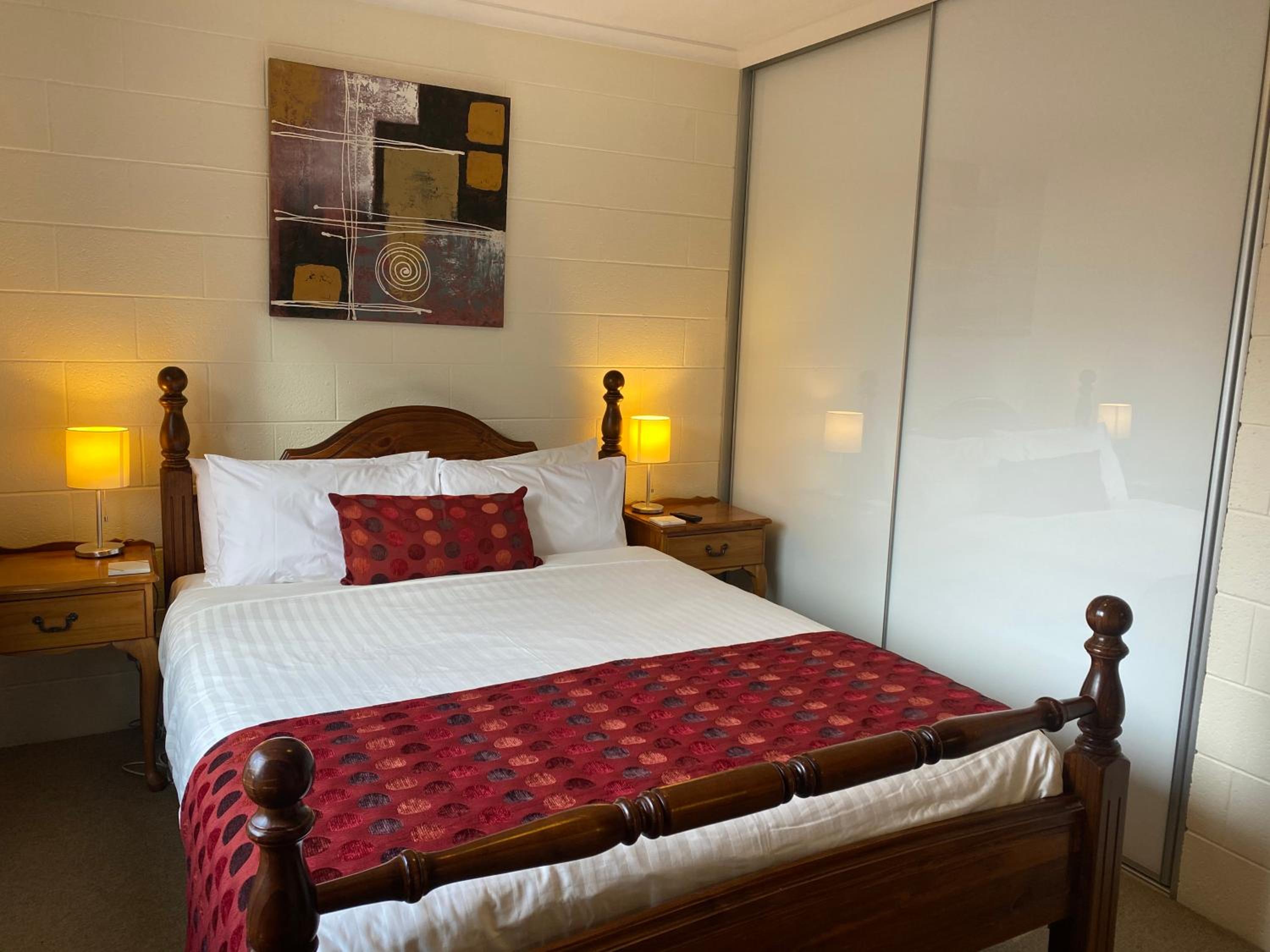 Two-Bedroom Apartment - 2 Queen Beds (2 Night Hot Rate)
