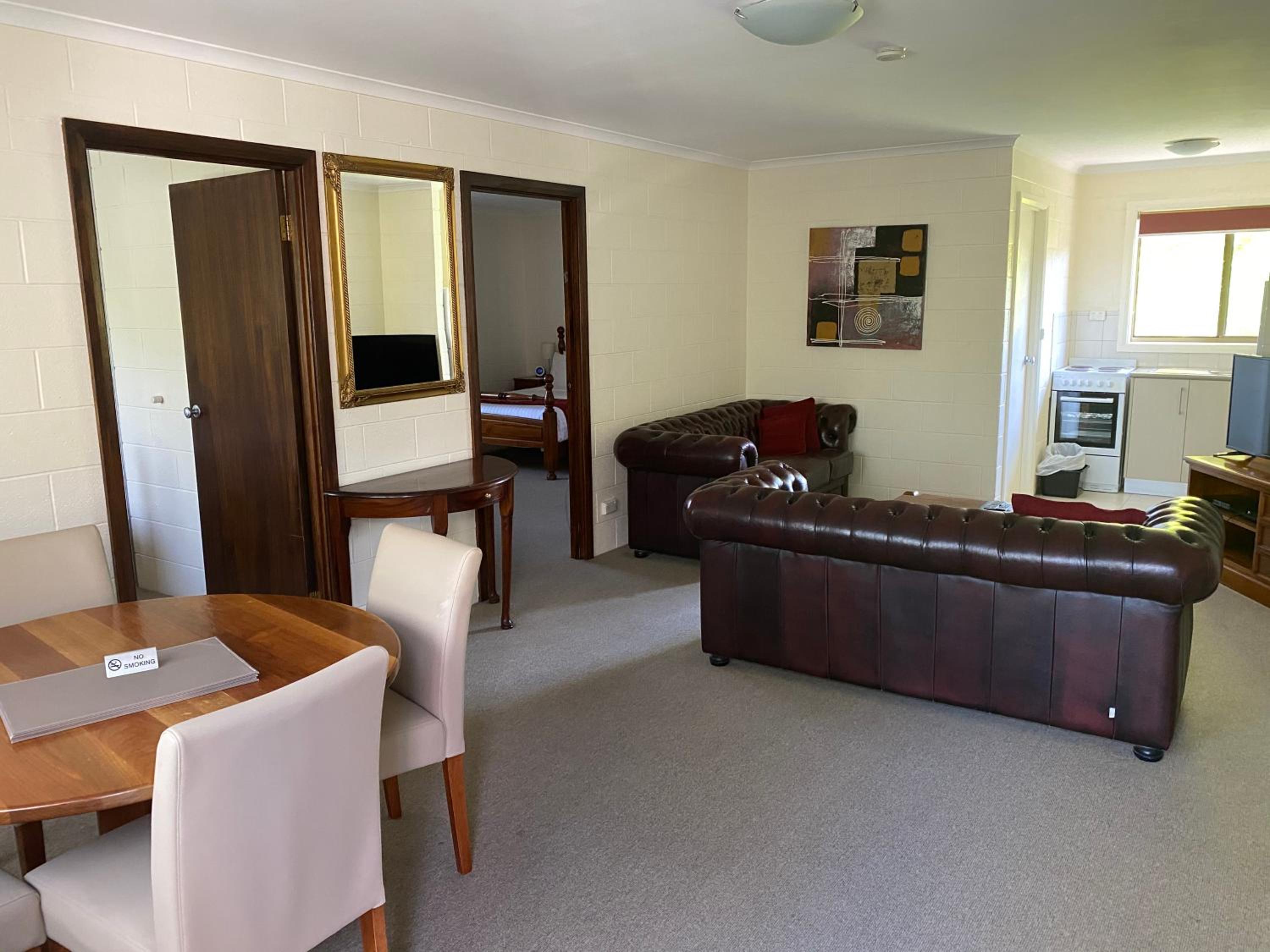 Two-Bedroom Apartment - 2 Queen Beds (2 Night Hot Rate) thumbnail 5