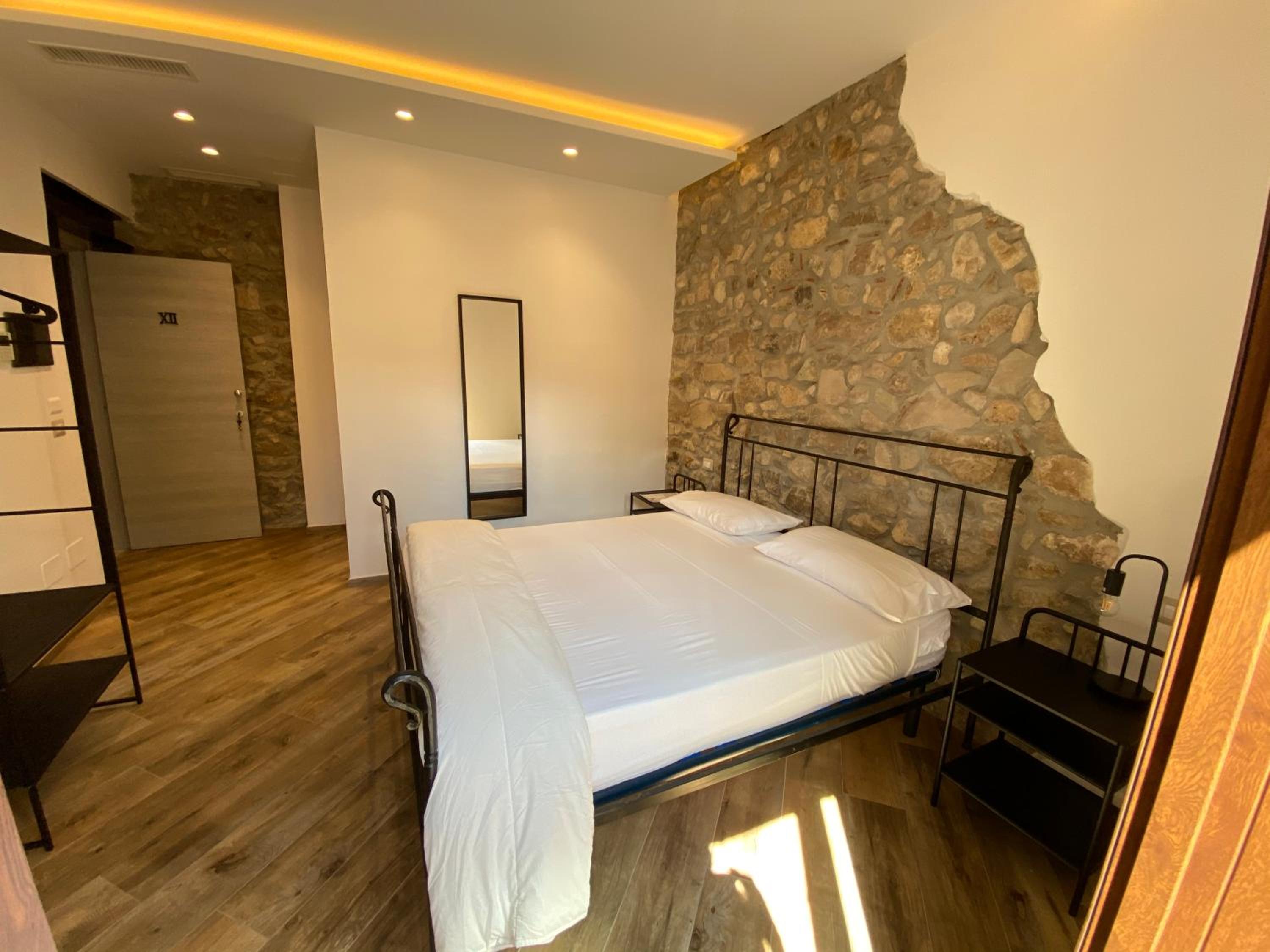 Double Room with Balcony - Photo 20