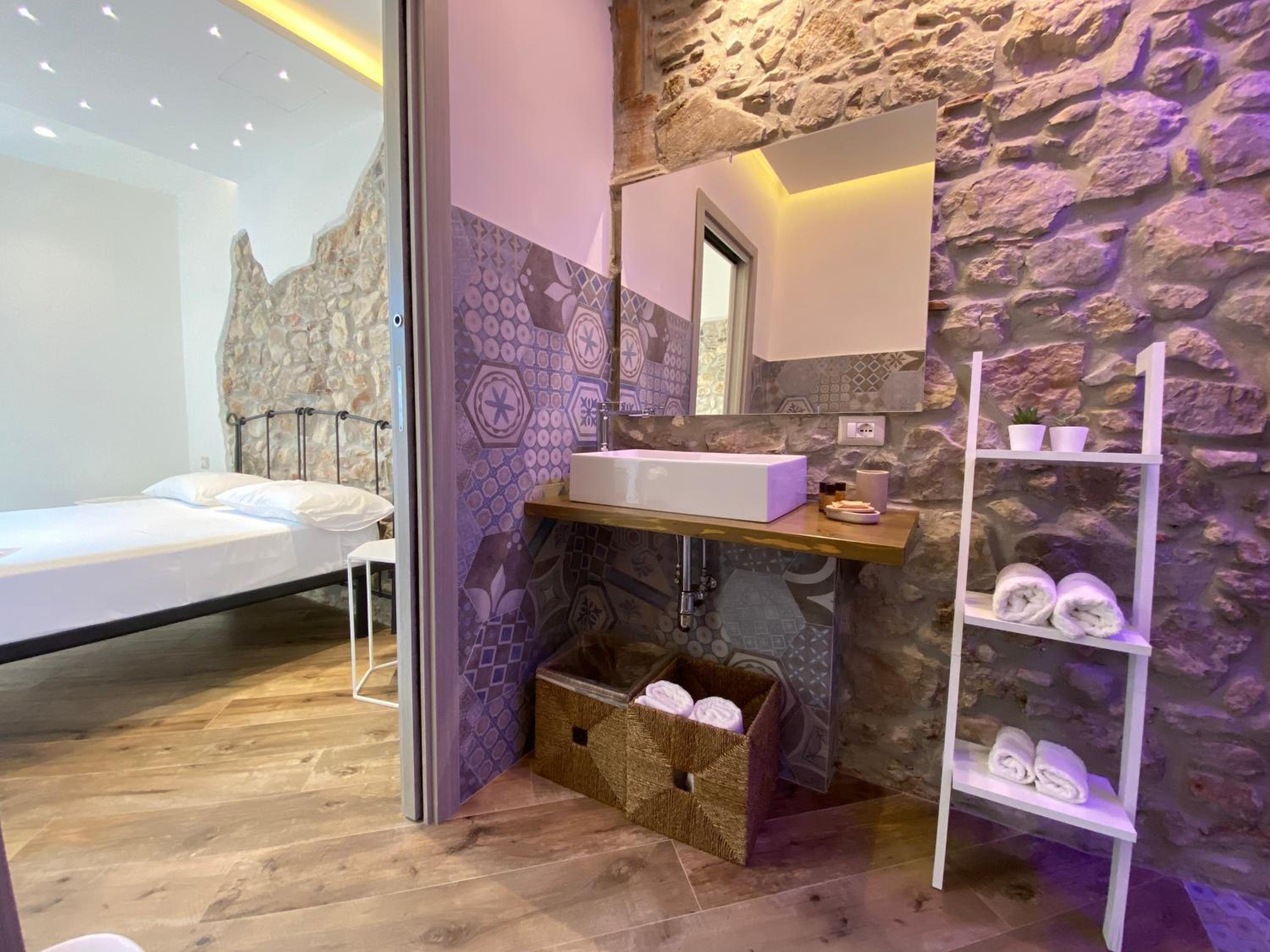 Double Room - Photo 21