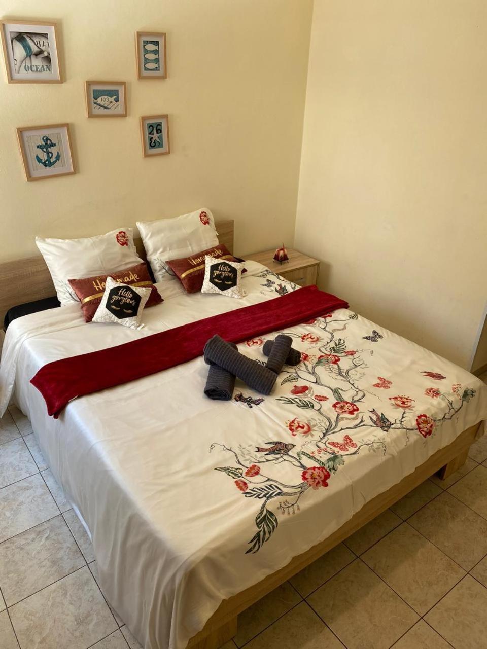 Apartment with Balcony - Photo 7