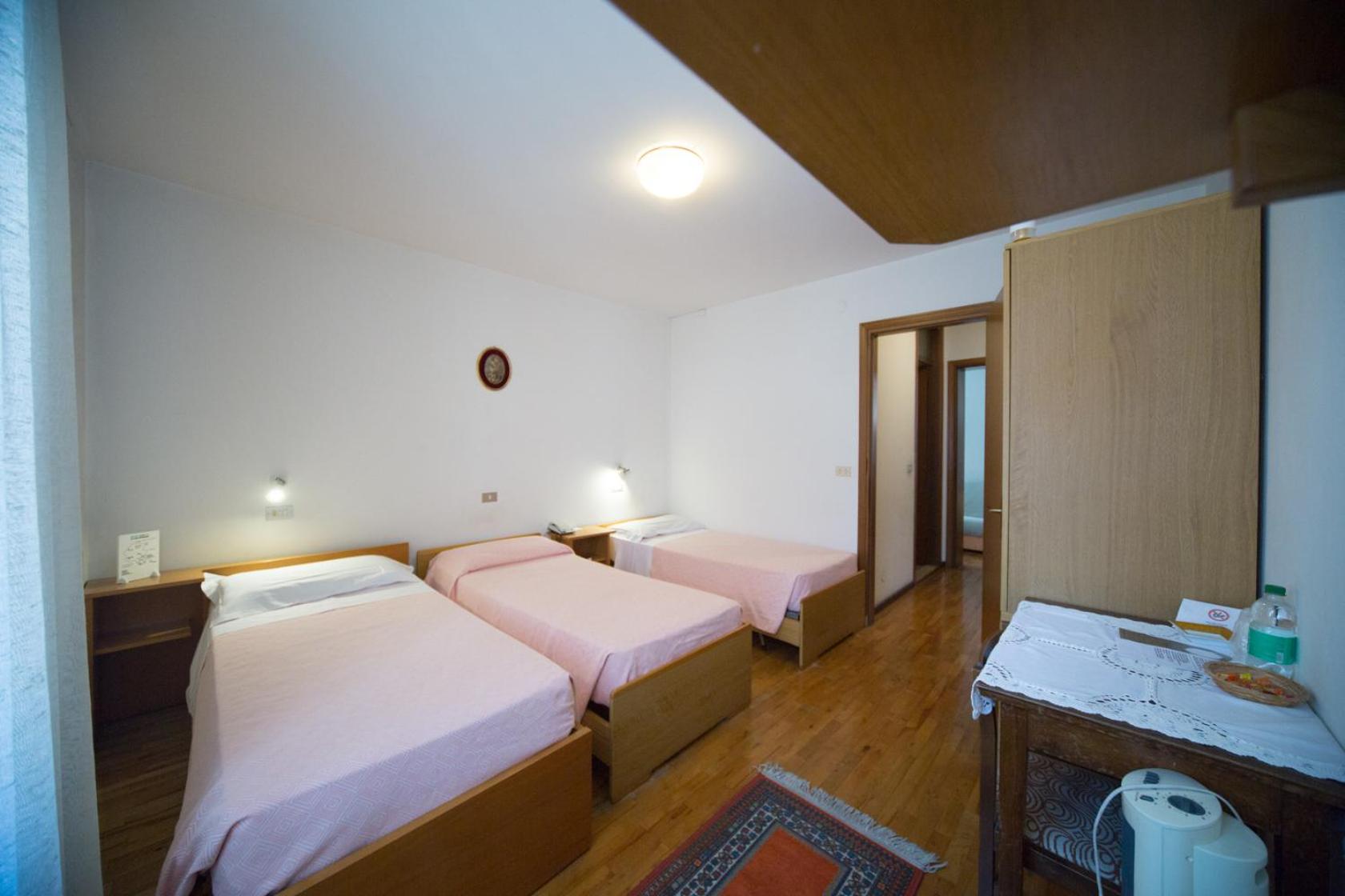 Economy Twin Room photo 1
