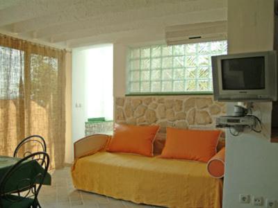One-Bedroom Apartment with Private Garden photo 1