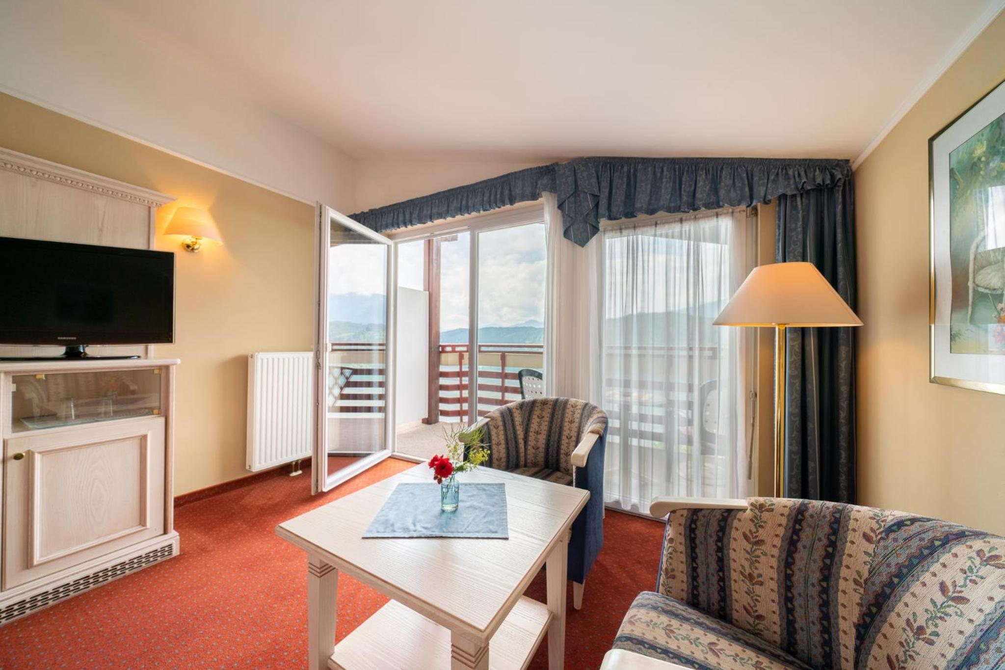 Double Room with Lake View - Photo 7