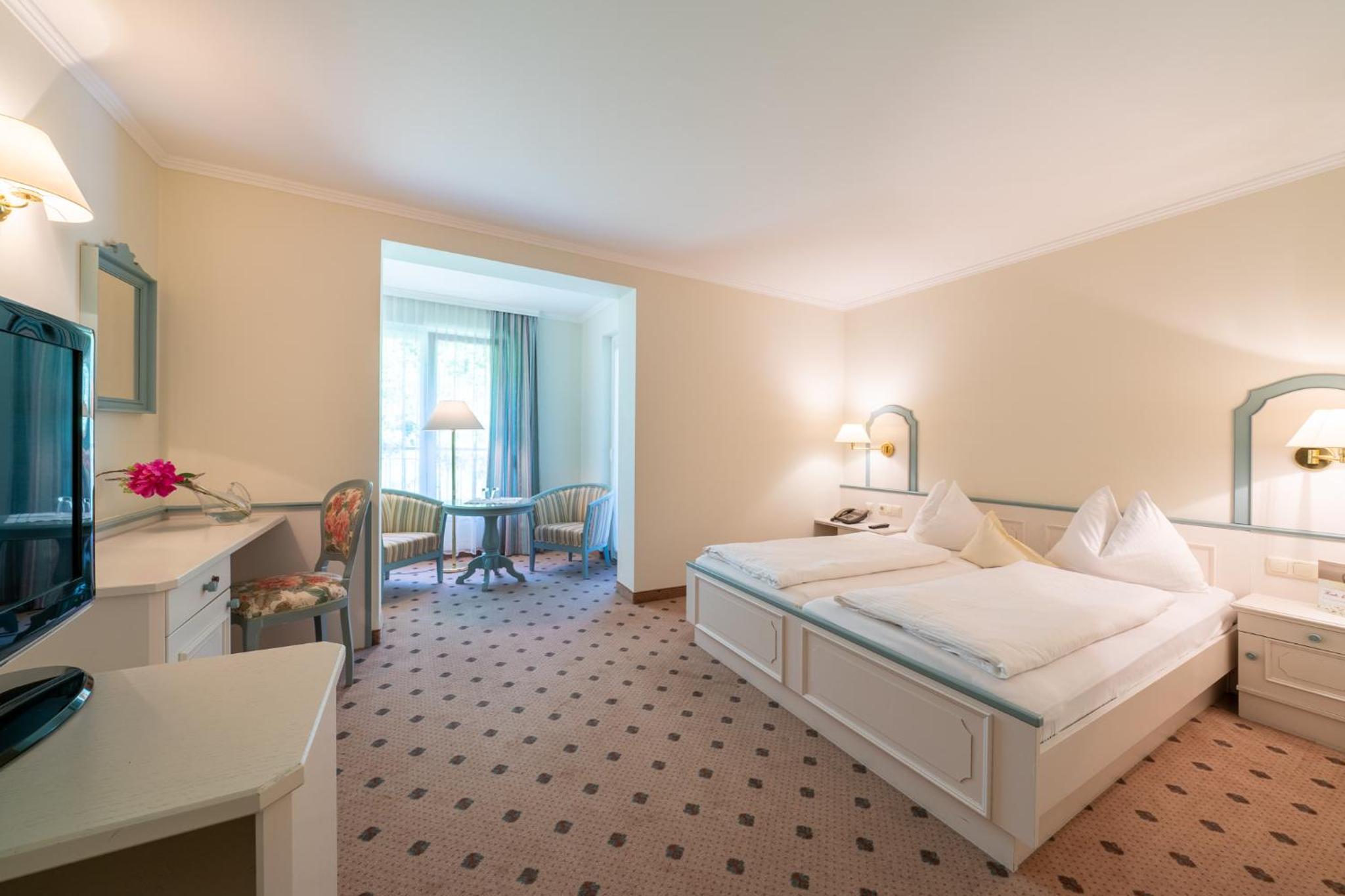 Double Room with Lake View - Photo 6