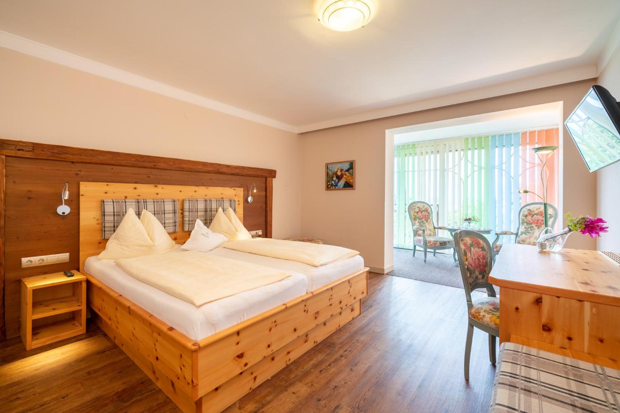 Double Room with Lake View - Photo 9