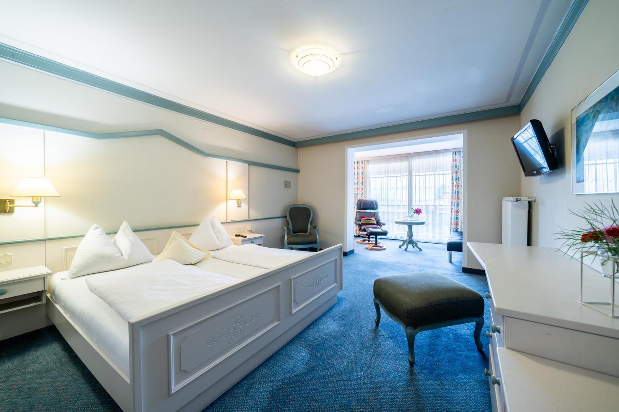 Double Room with Lake View - Photo 10