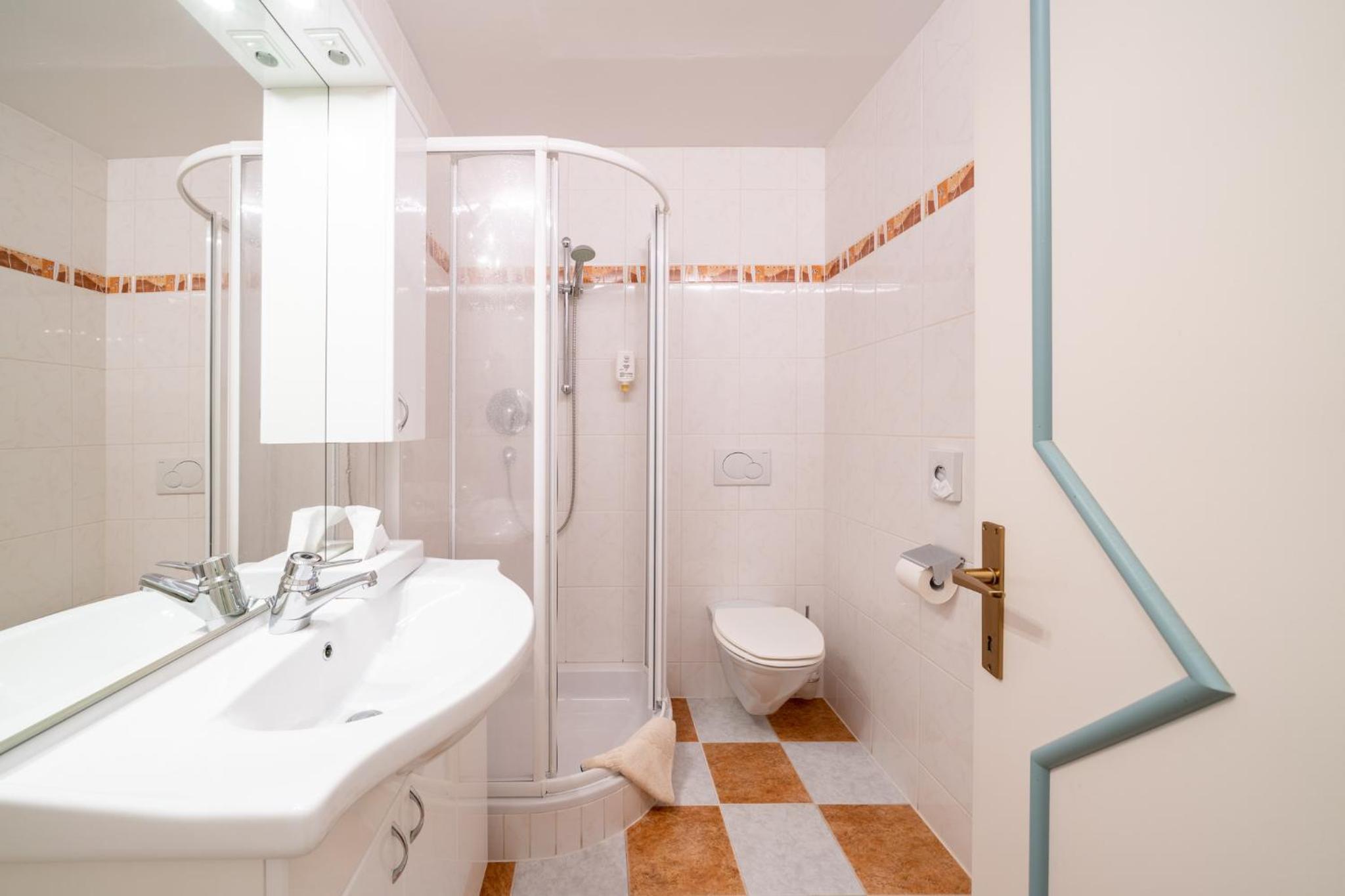 Double Room with Lake View - Photo 5