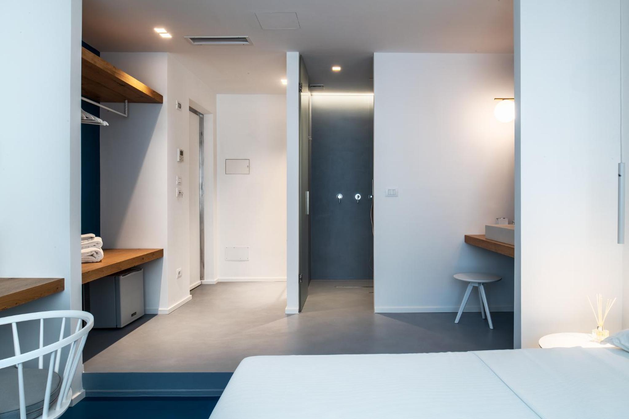 Deluxe Double Room with Side Sea View - Photo 9
