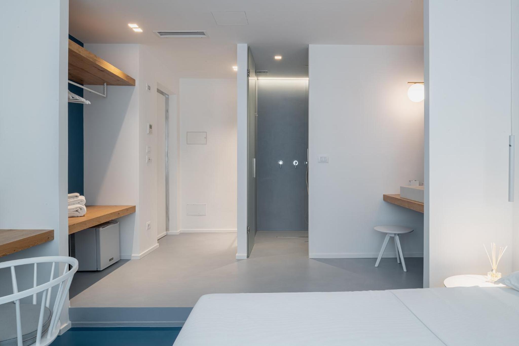 Deluxe Double Room with Side Sea View - Photo 10