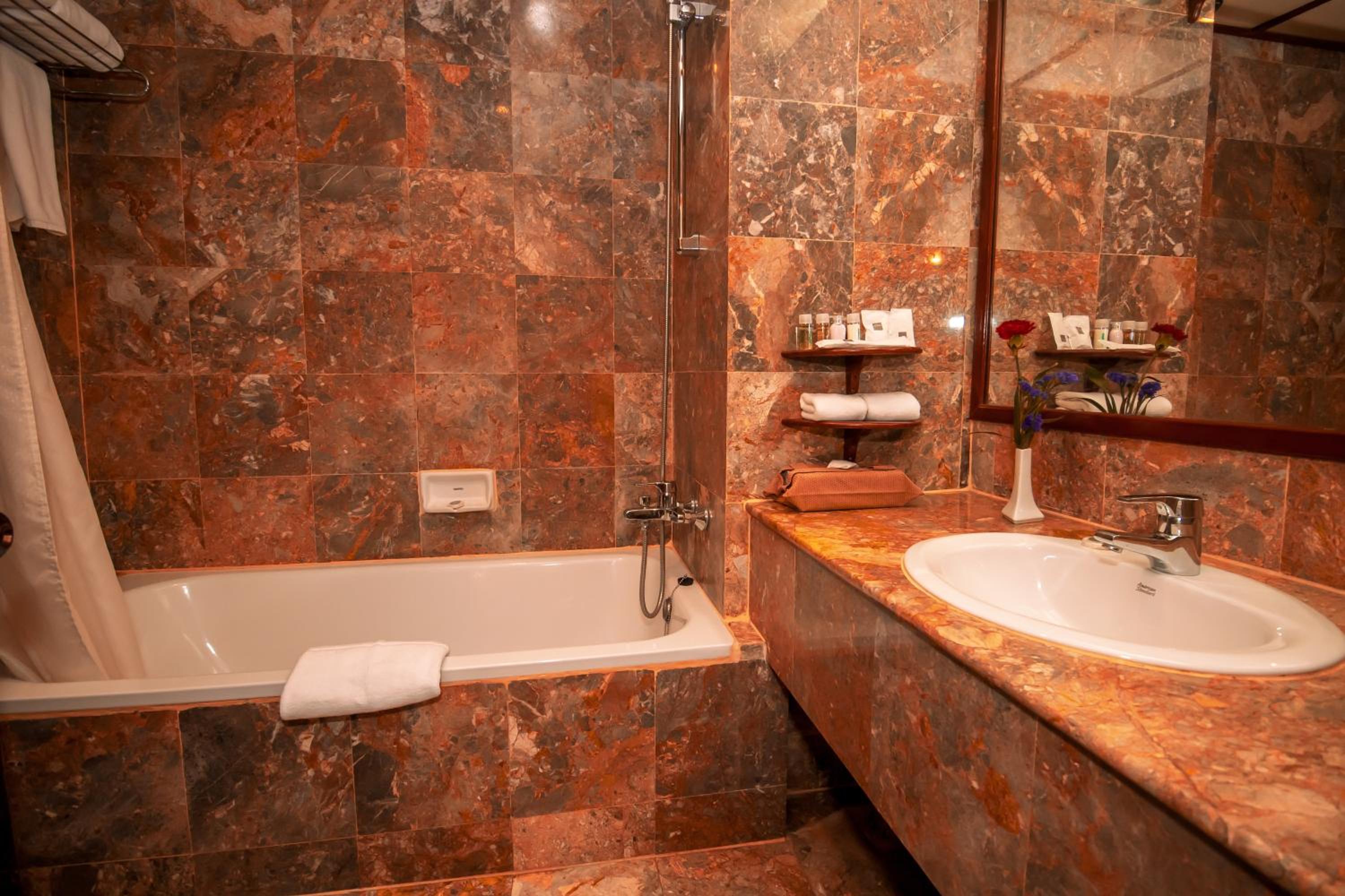Deluxe Twin Room - Photo 11