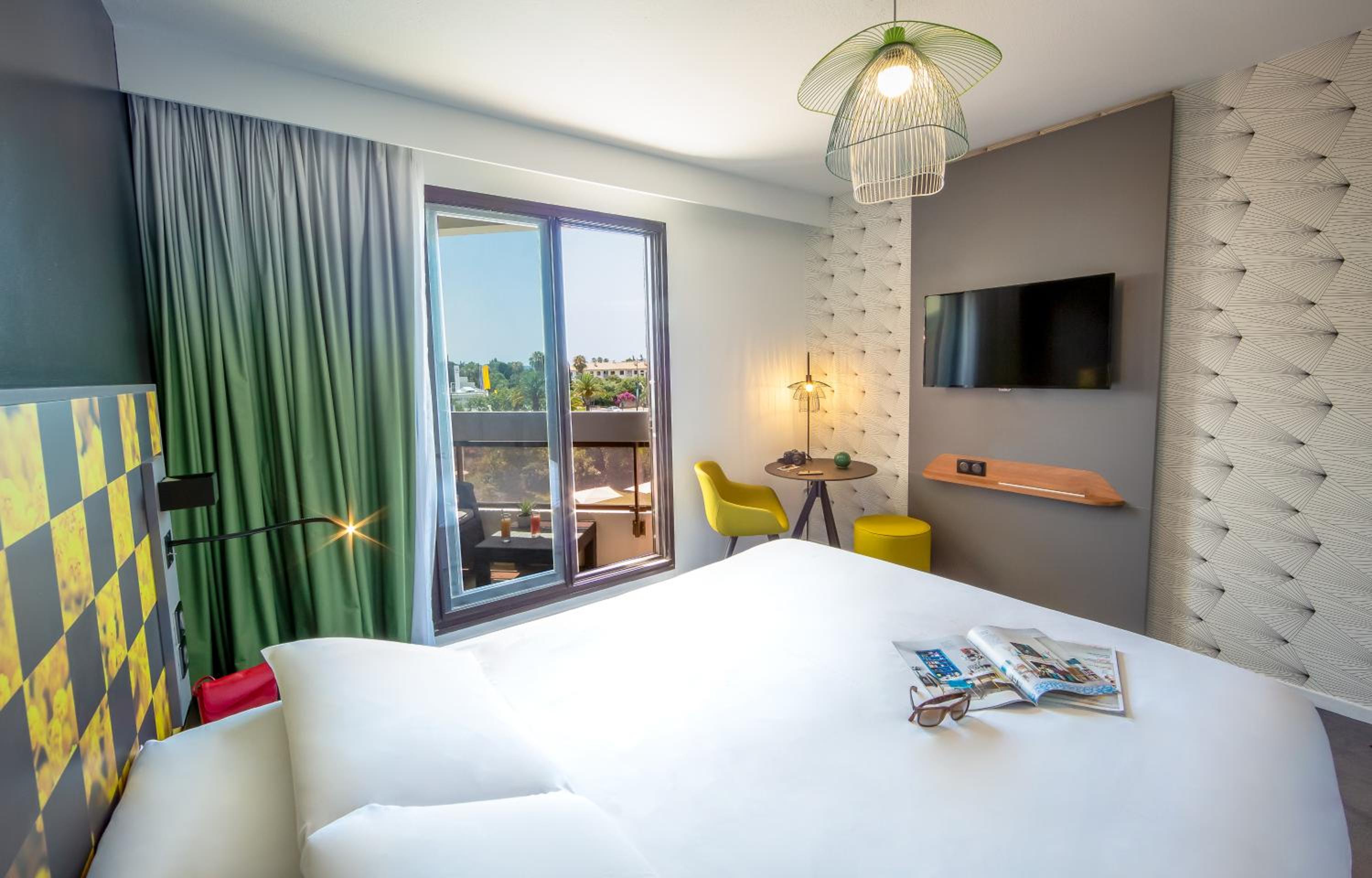 Privilege room with one double bed and balcony - Photo 2