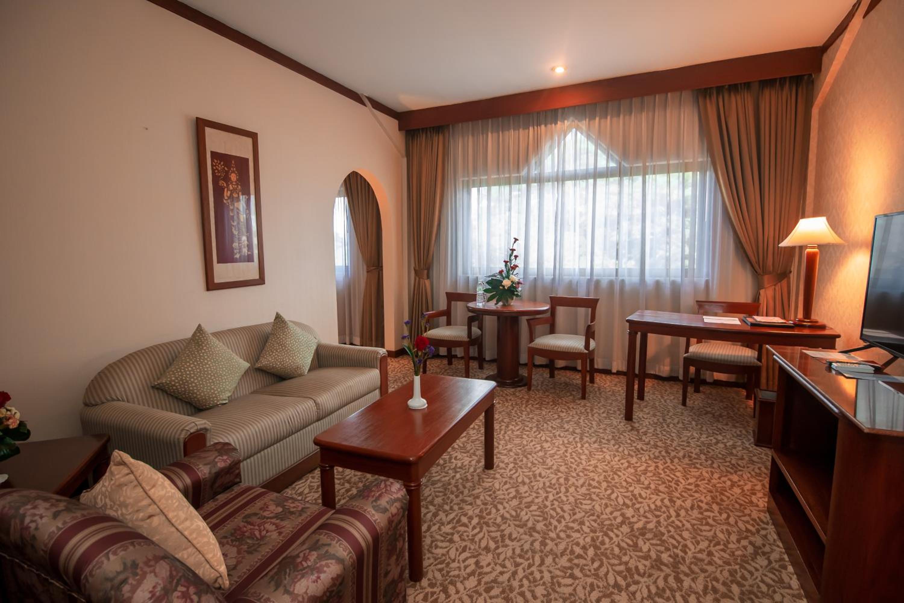Executive Suite - Photo 5