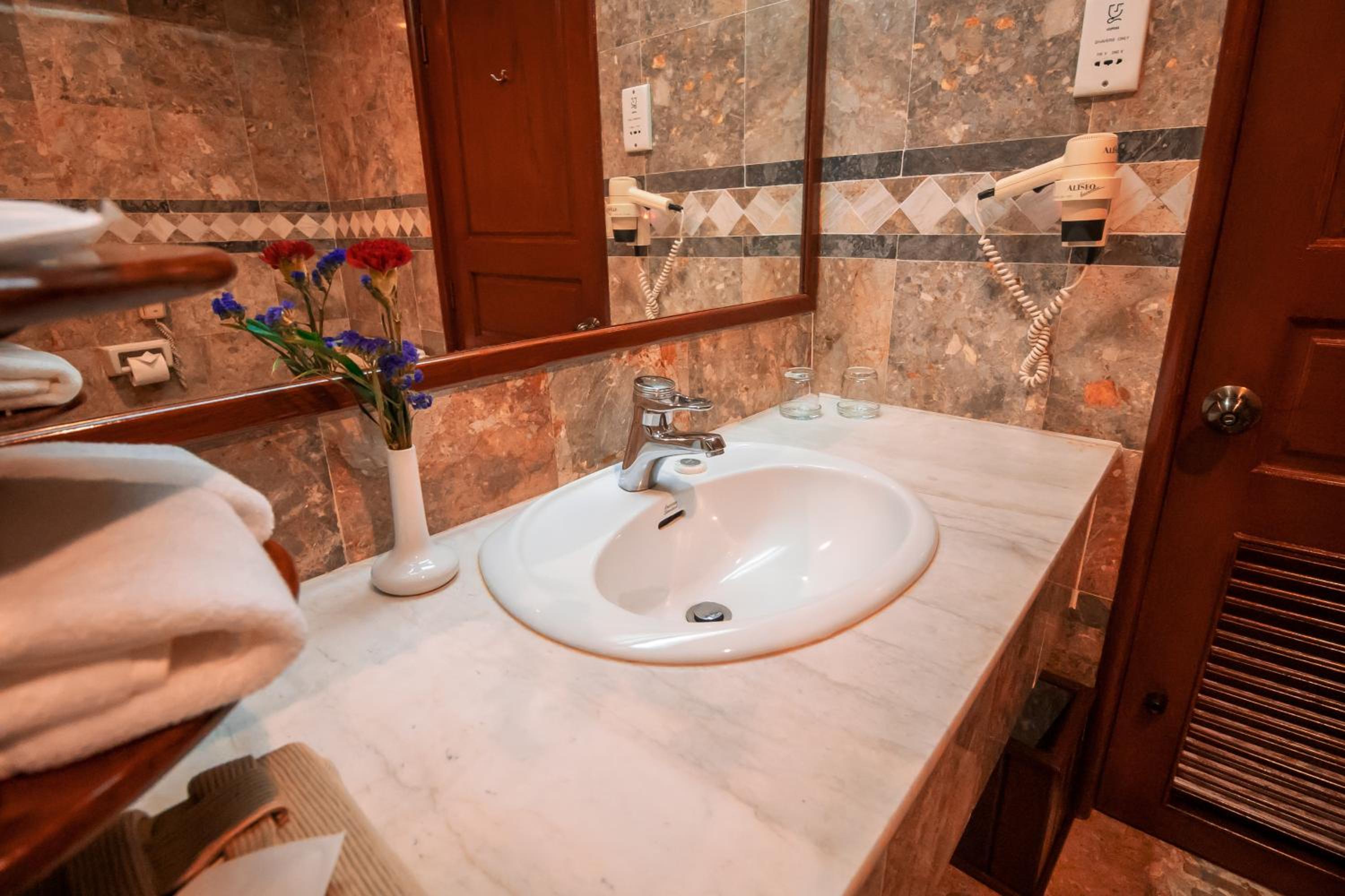 Executive Suite - Photo 6