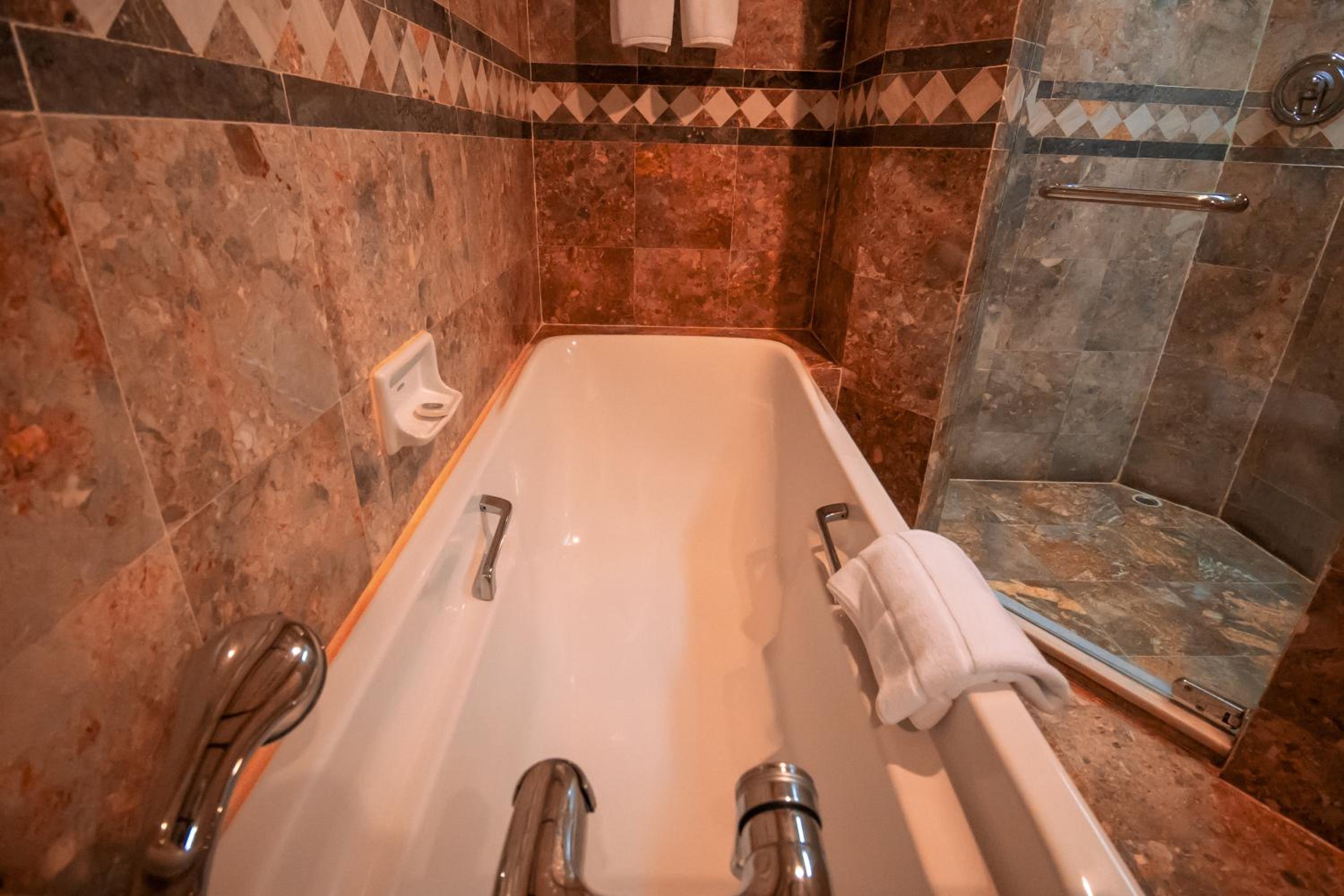 Executive Suite - Photo 8