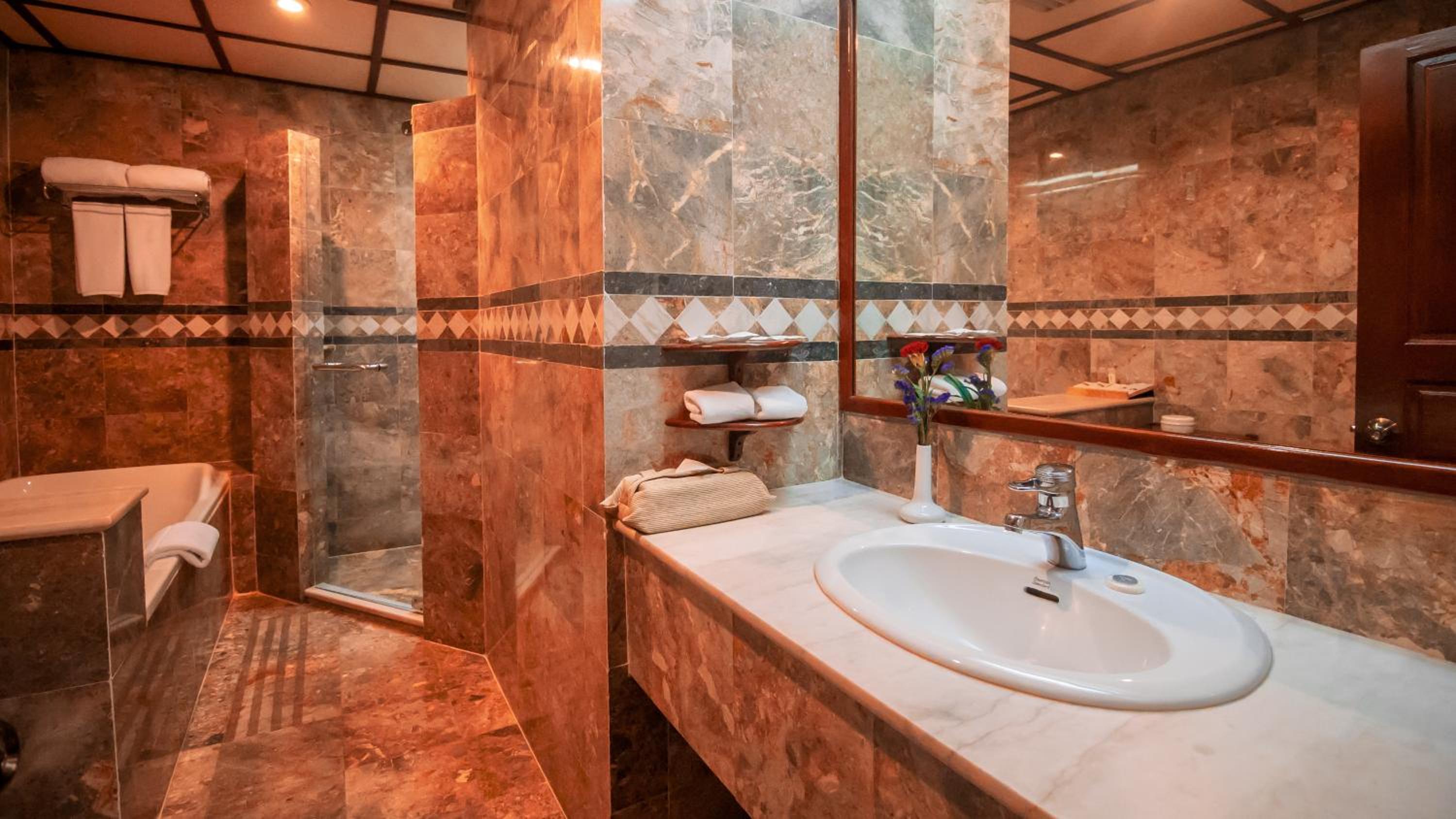 Executive Suite - Photo 9