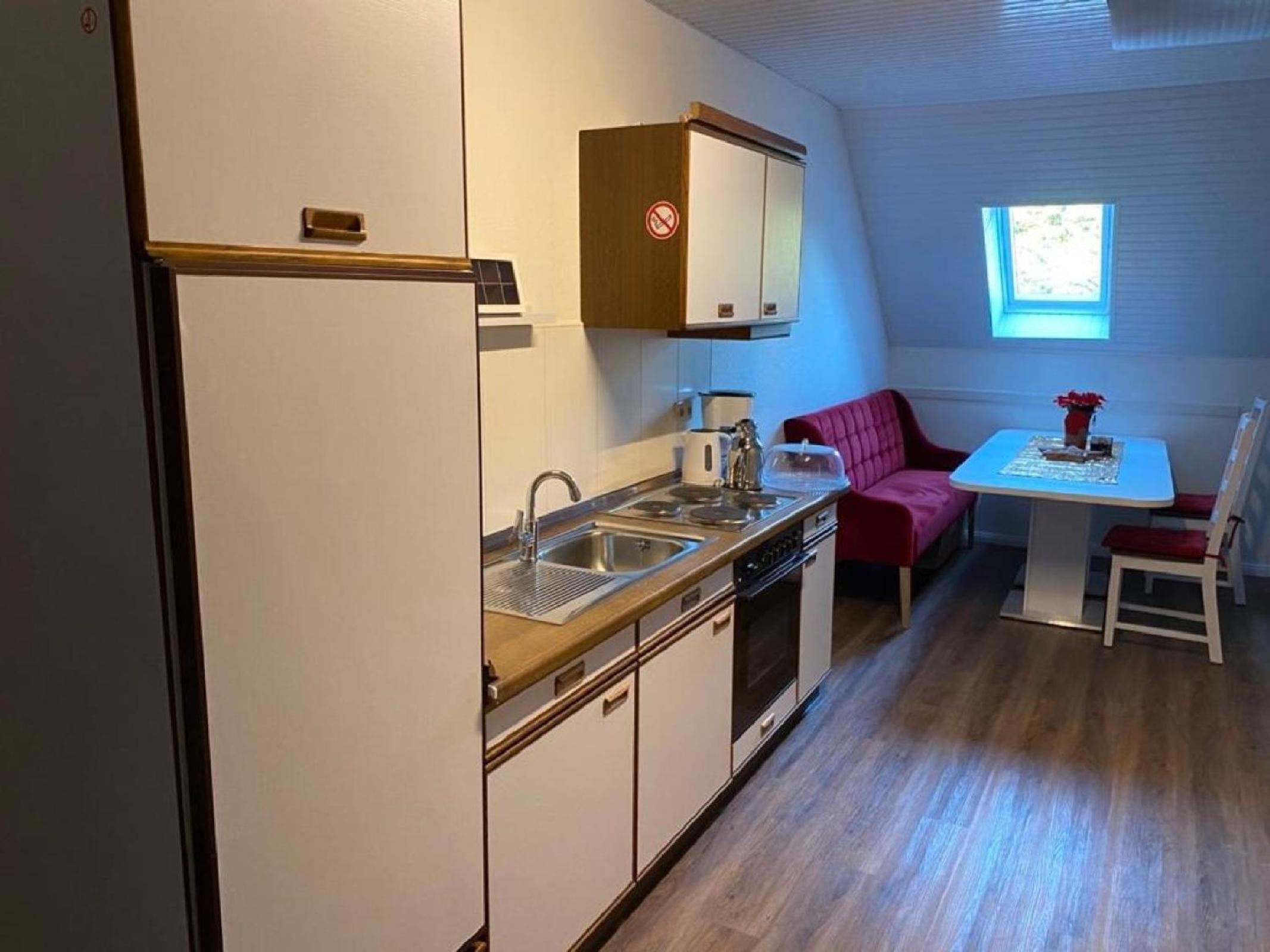 Deluxe Double Room with Balcony - Photo 4