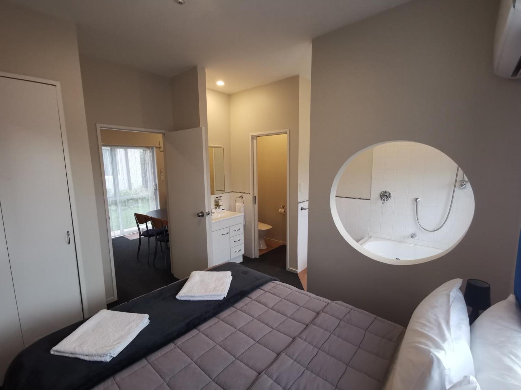 One-Bedroom Apartment with Spa Bath - Photo 6