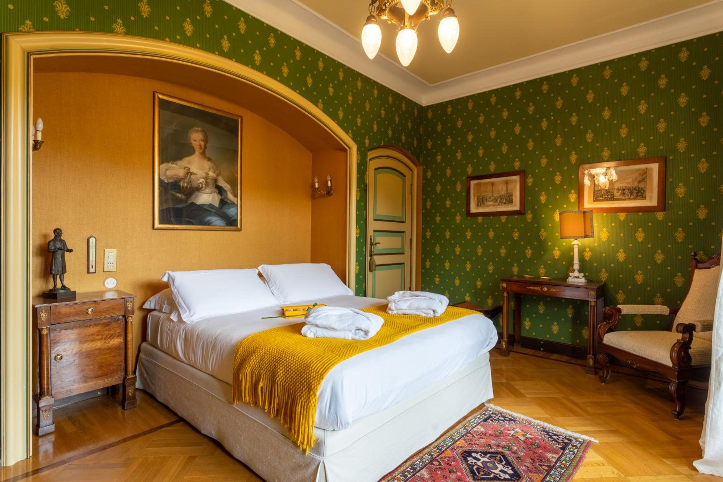 Deluxe King Room photo 1