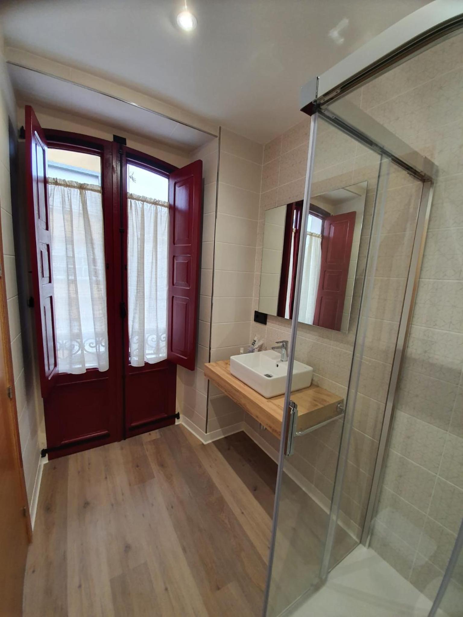 Twin Room - Photo 9