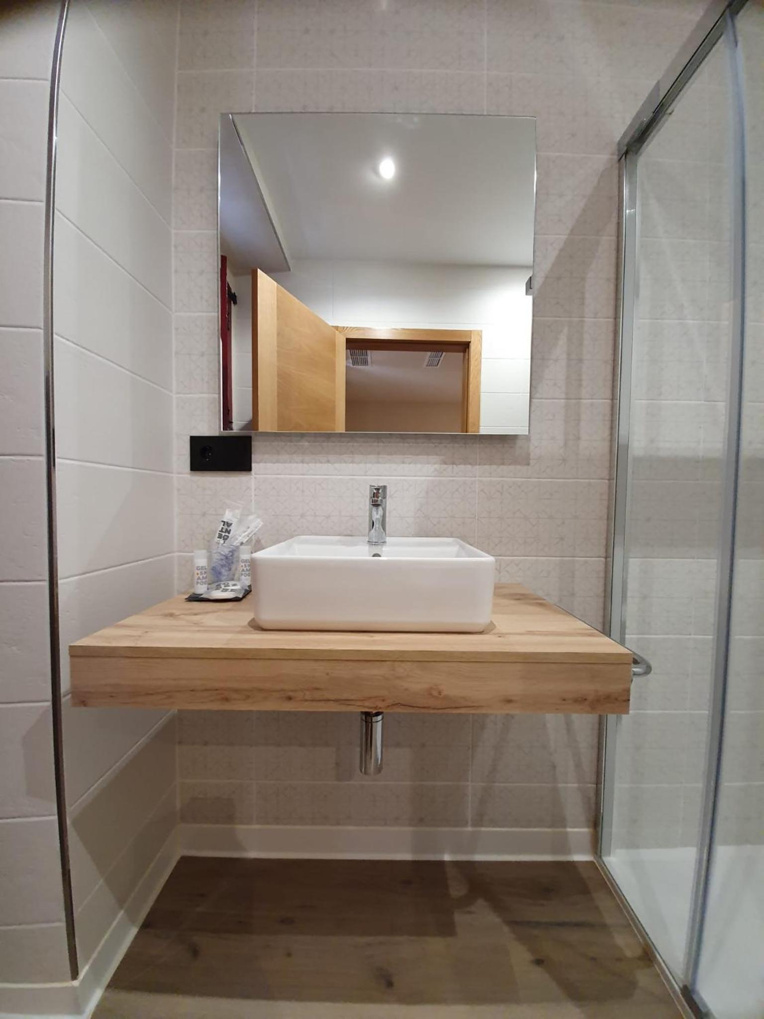 Twin Room - Photo 10