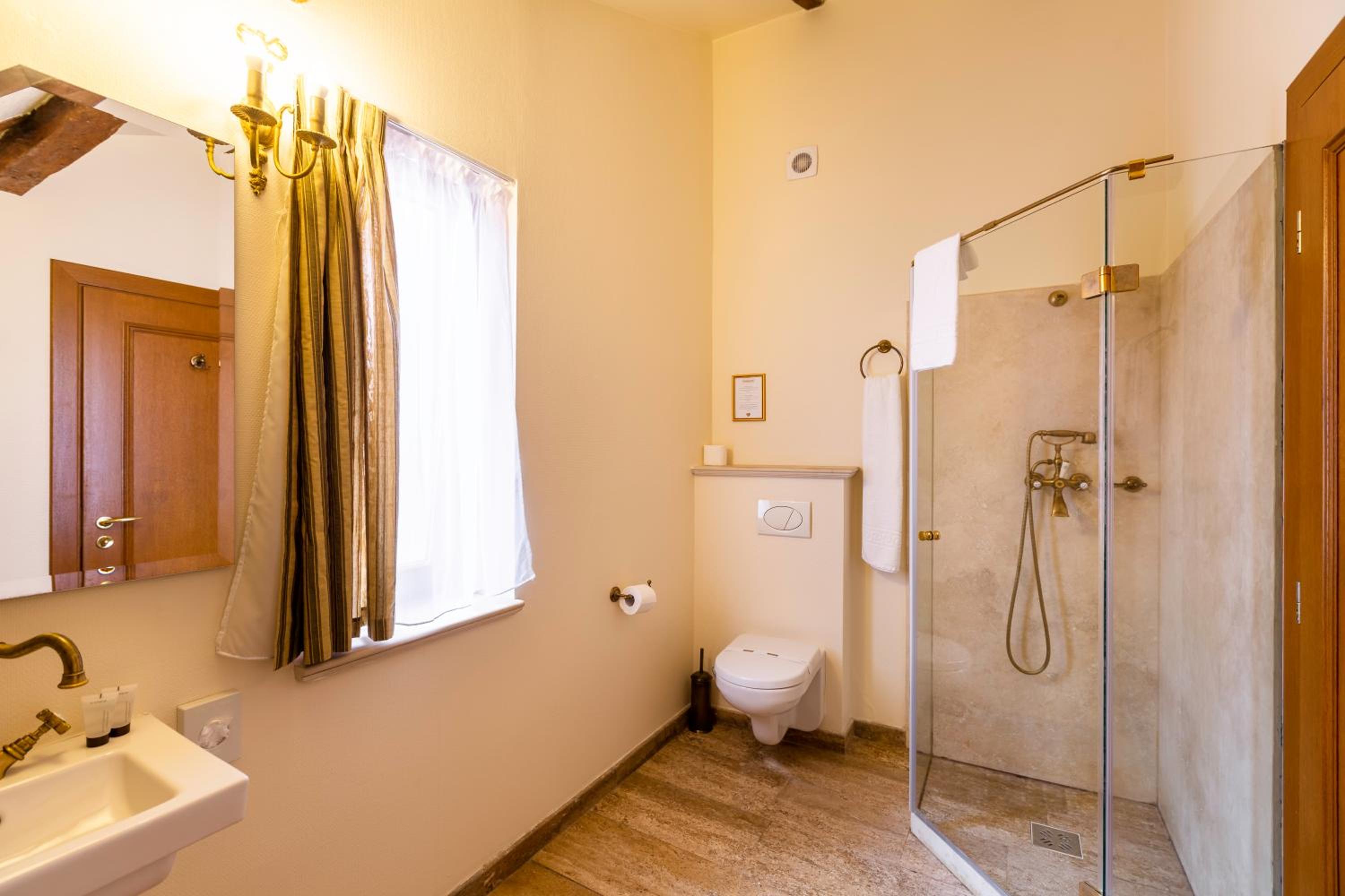 Double Room - Photo 8