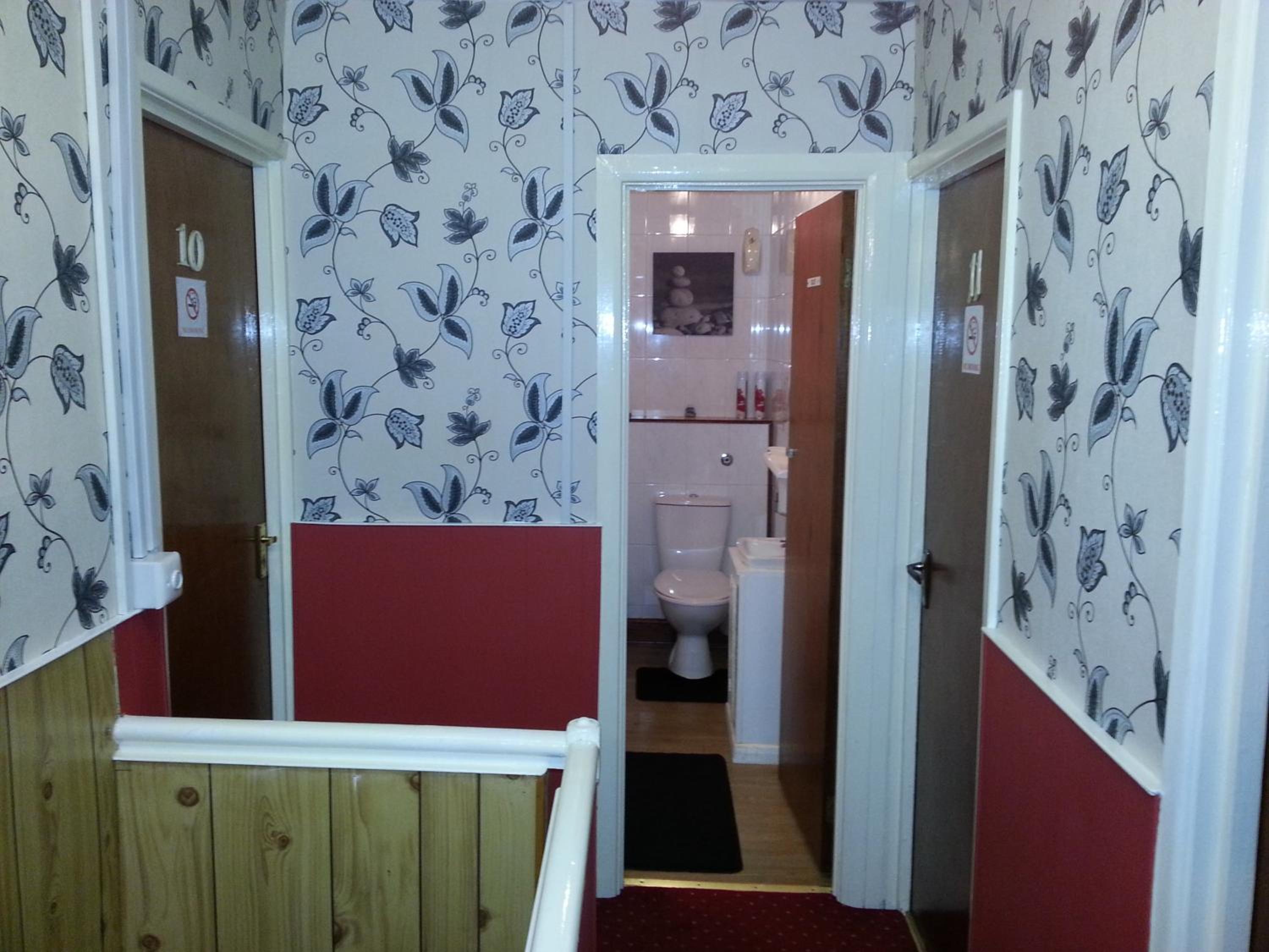 Twin Room with Shared Bathroom photo 2
