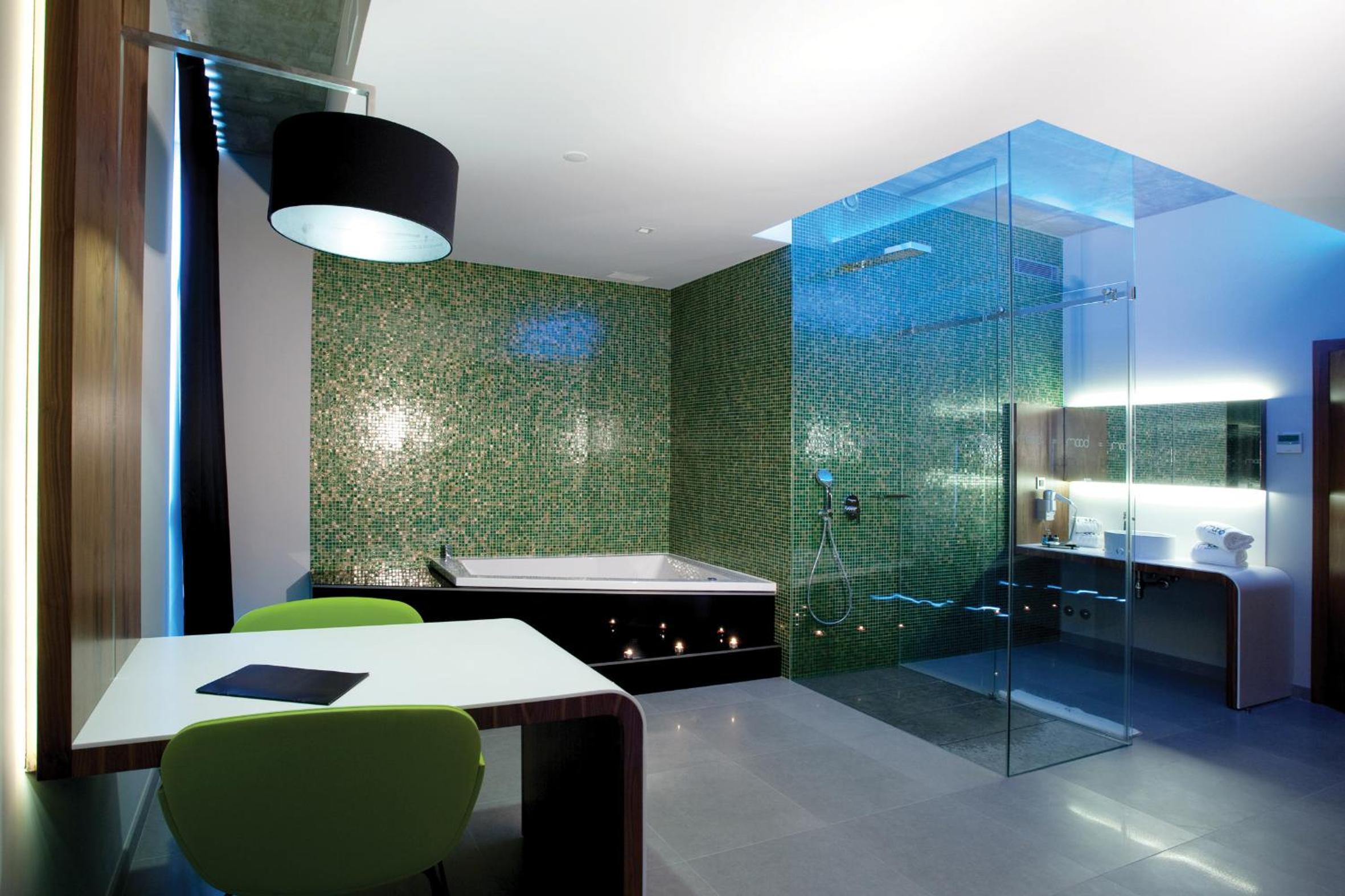 Suite with Hot Tub photo 3